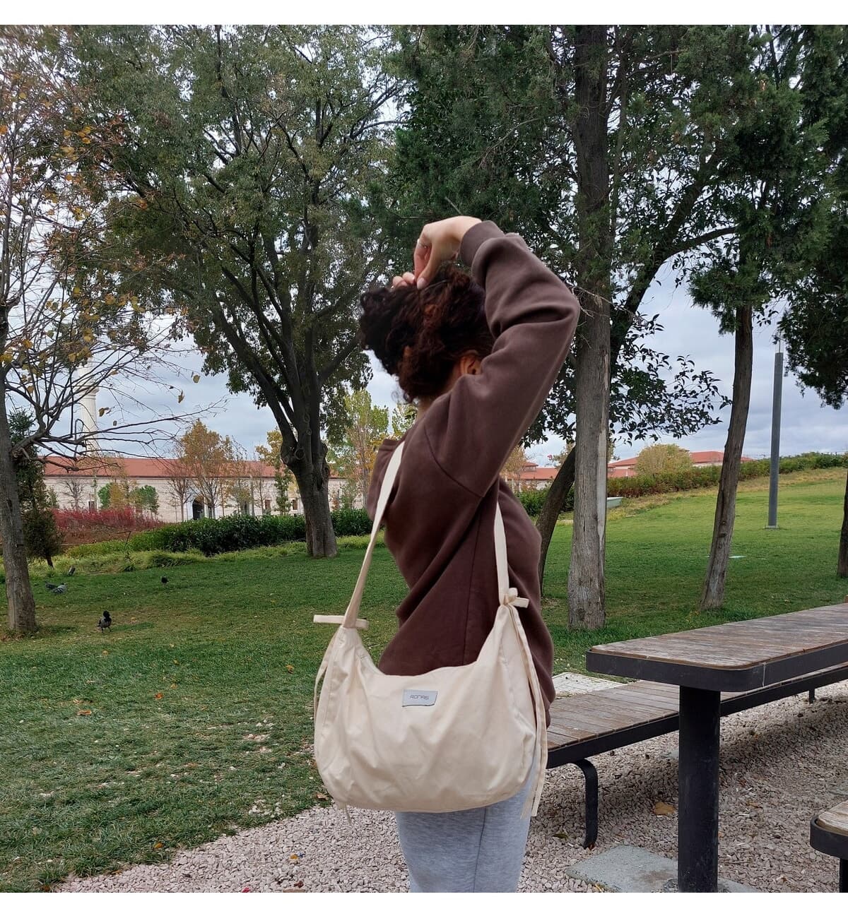 کیف باگت زنانه RONASBAG کرم فیونکدار با آستر و زیپ کیف باگت زنانه RONASBAG کرم فیونکدار با آستر و زیپ