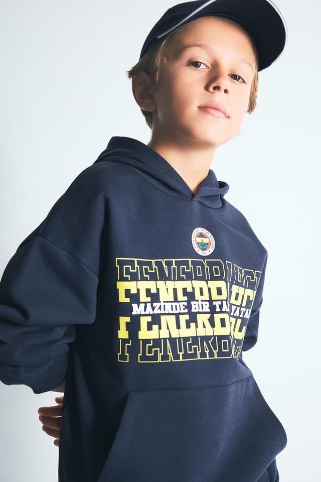 سویشرت کلاهدار پسرانه DeFacto طرح Fenerbahçe با جیب کانگورویی سویشرت کلاهدار پسرانه DeFacto طرح Fenerbahçe با جیب کانگورویی