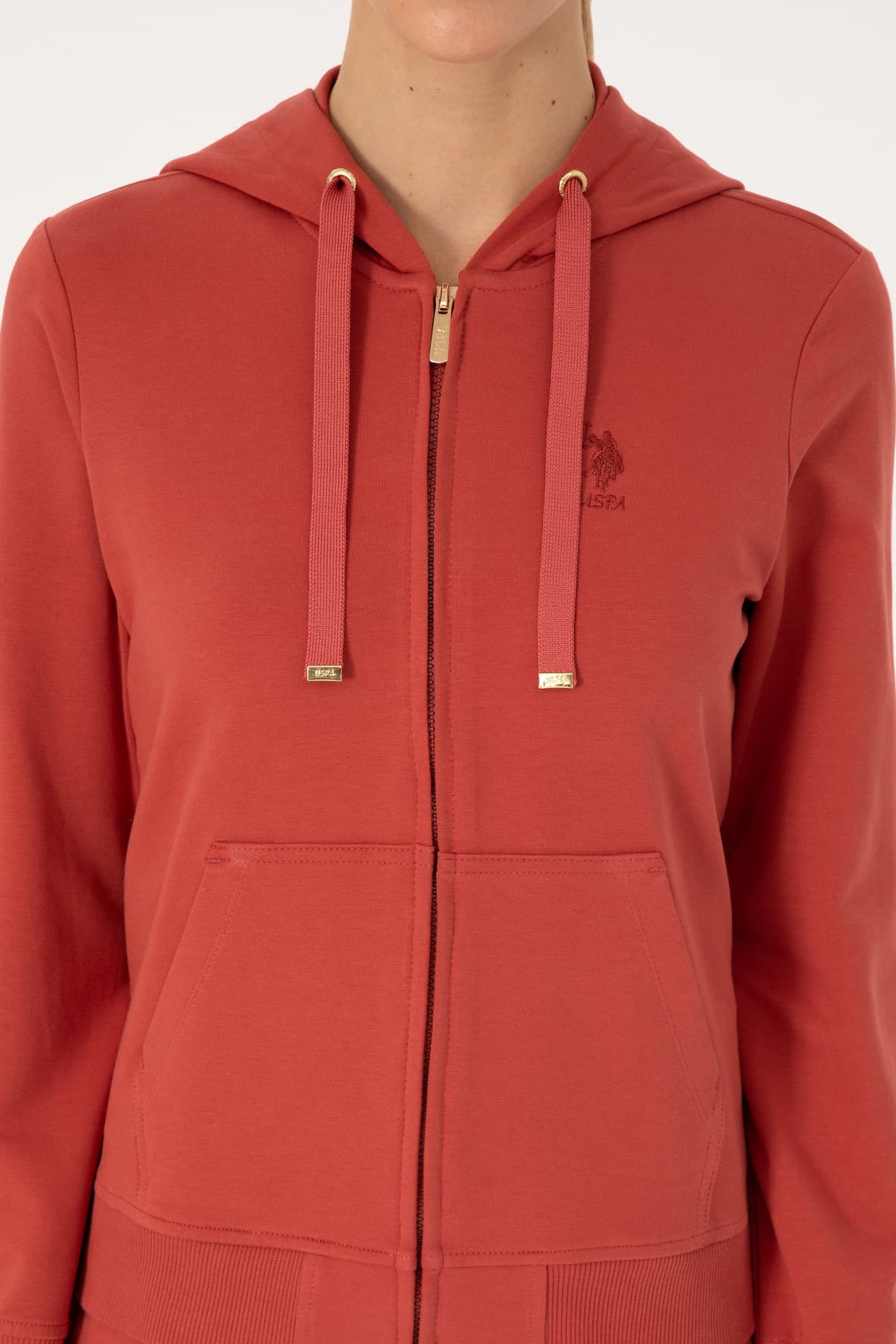 سوئیشرت زنانه U.S. Polo Assn. کاپوشندار زیپدار قرمز آجری مدل 50313594-VR026 سوئیشرت زنانه U.S. Polo Assn. کاپوشندار زیپدار قرمز آجری مدل 50313594-VR026