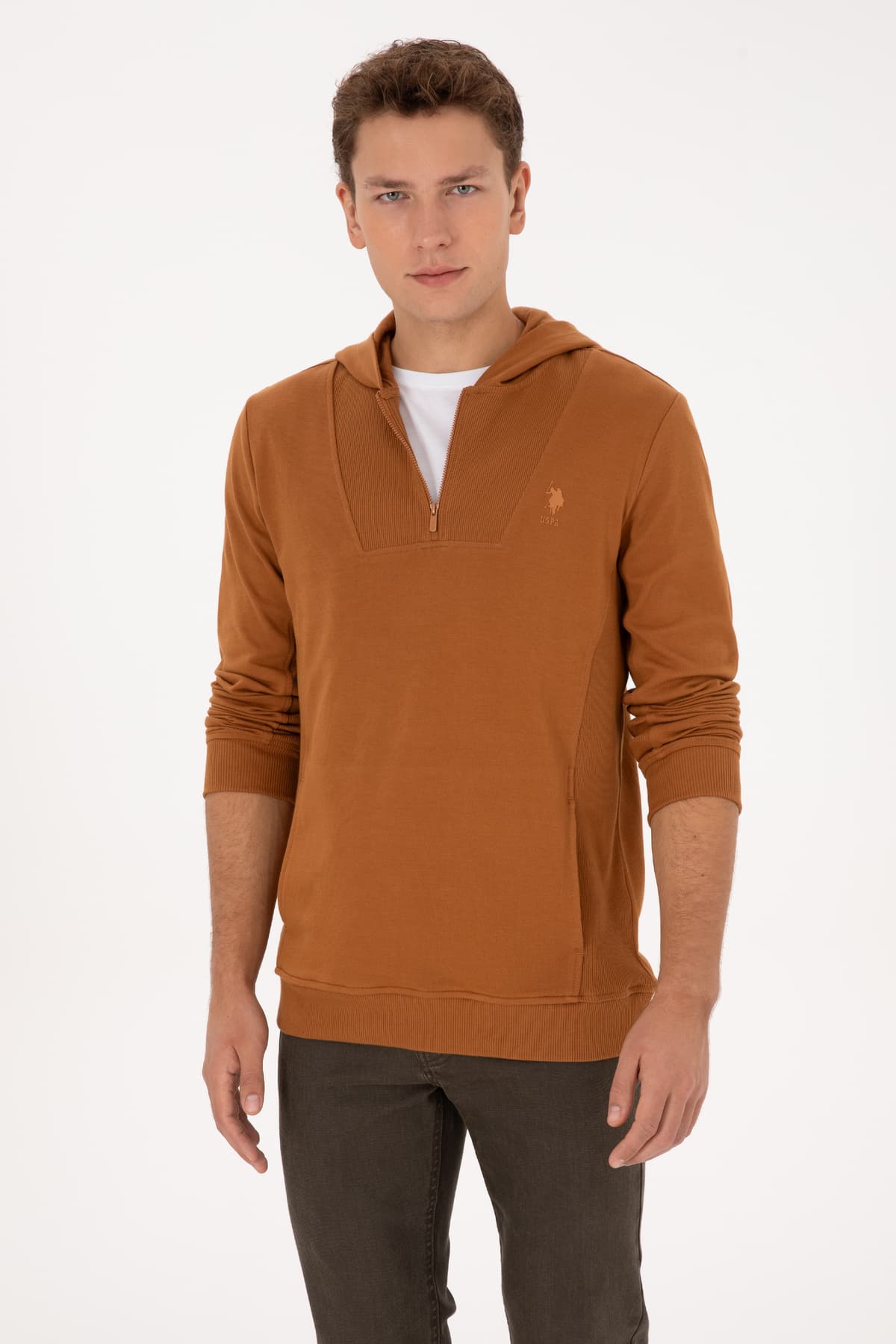 سوئیشرت مردانه U.S. Polo Assn. فیت معمولی کلاهدار نیمزیپ شتری مدل 50316391-VR233 سوئیشرت مردانه U.S. Polo Assn. فیت معمولی کلاهدار نیمزیپ شتری مدل 50316391-VR233