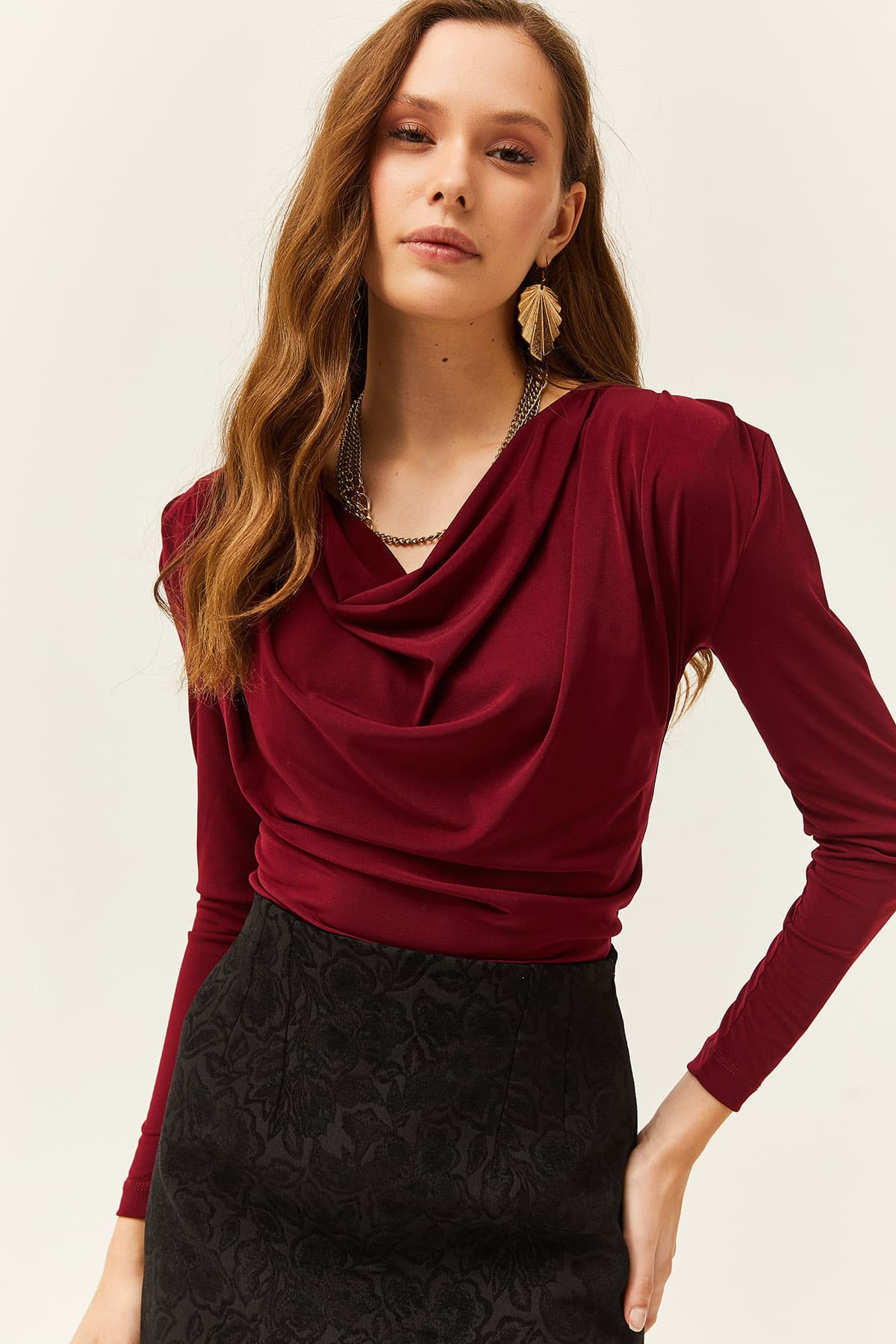 بلوز زنانه Olalook زرشکی چیندار یقه دگاژه مدل BLZ-19002419 بلوز زنانه Olalook زرشکی چیندار یقه دگاژه مدل BLZ-19002419