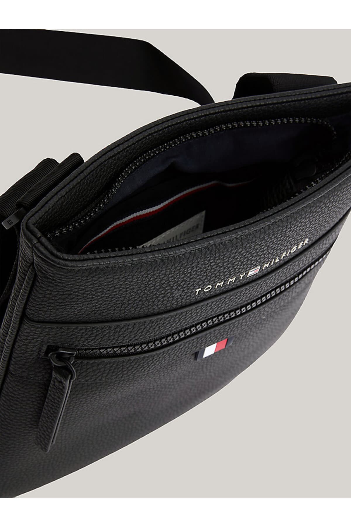 کیف رو دوشی مردانه Tommy Hilfiger Essential از جنس PU کیف رو دوشی مردانه Tommy Hilfiger Essential از جنس PU