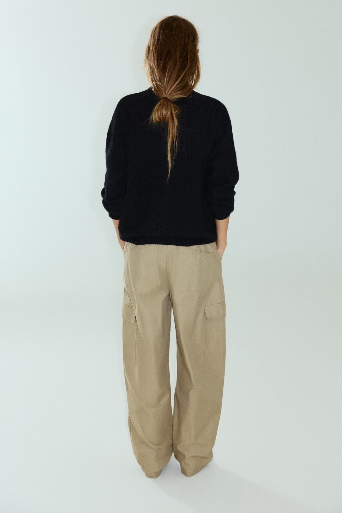 پلیور زنانه Pull & Bear برش Boxy یقه V پلیور زنانه Pull & Bear برش Boxy یقه V