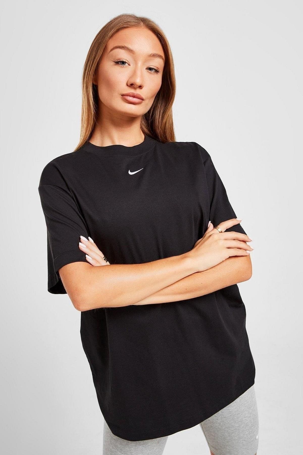 تیشرت یونیسکس Nike Sportswear اورسایز مشکی با گلدوزی Swoosh تیشرت یونیسکس Nike Sportswear اورسایز مشکی با گلدوزی Swoosh