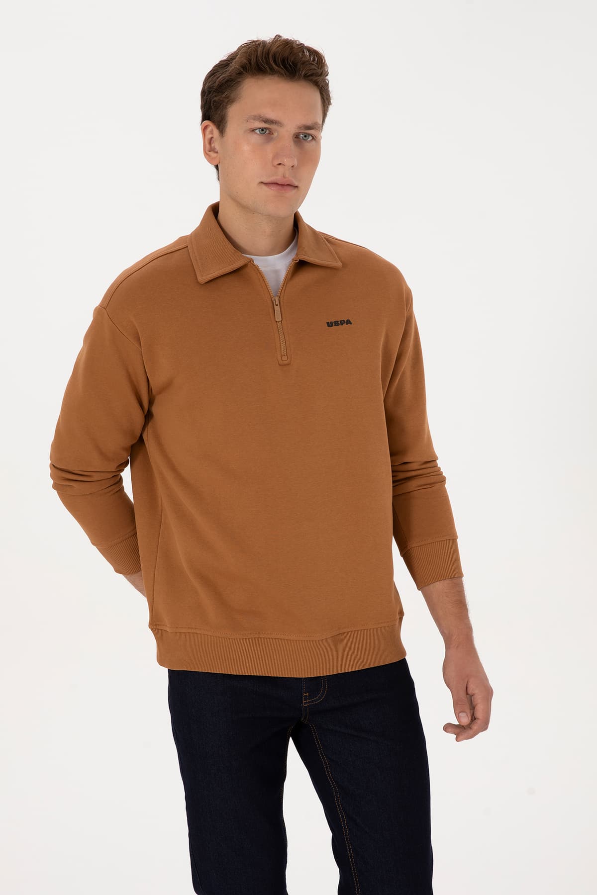 سوئیشرت مردانه U.S. Polo Assn. نیم زیپ شاردونی فیت معمولی یقه پولو شتری مدل 50313783-VR233 سوئیشرت مردانه U.S. Polo Assn. نیم زیپ شاردونی فیت معمولی یقه پولو شتری مدل 50313783-VR233