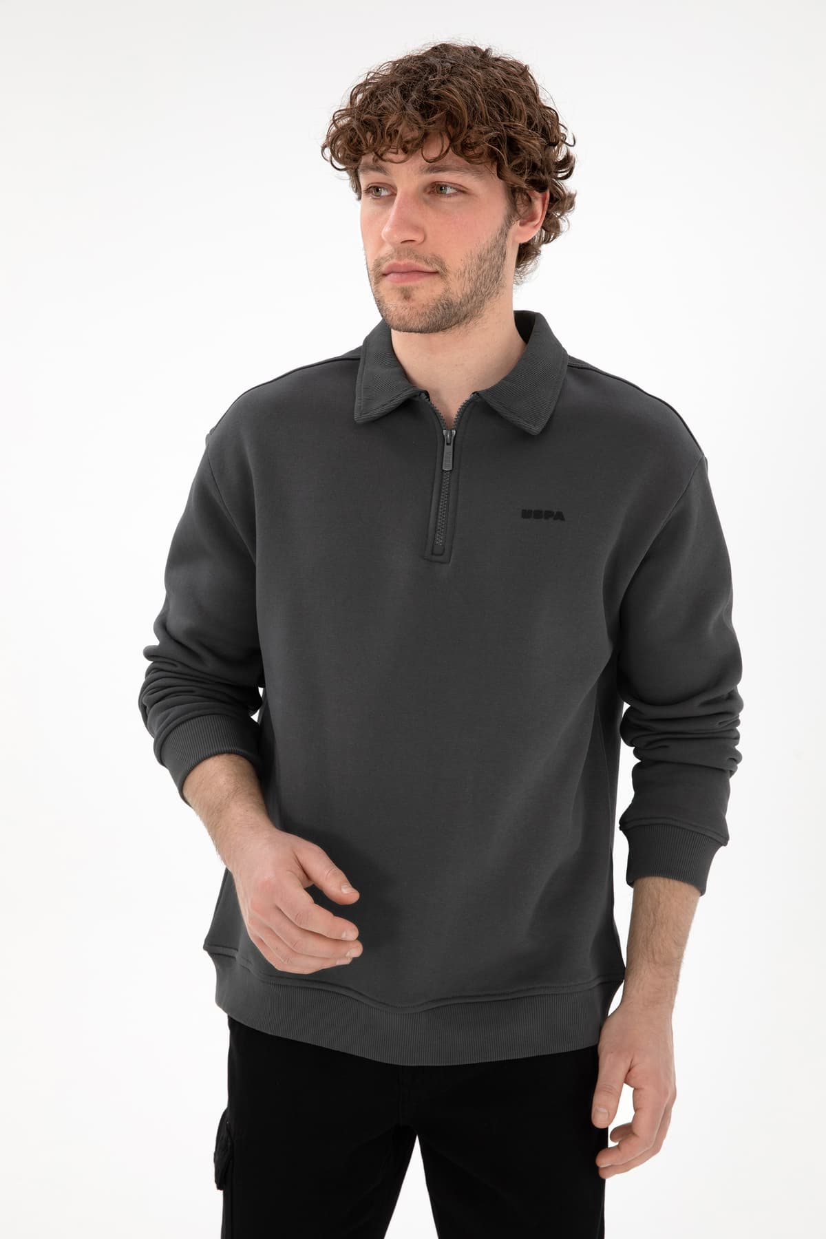 سویشرت مردانه U.S. Polo Assn. فیت راحت نیمزیپ زغالی ساده مدل 50298265-VR006 سویشرت مردانه U.S. Polo Assn. فیت راحت نیمزیپ زغالی ساده مدل 50298265-VR006
