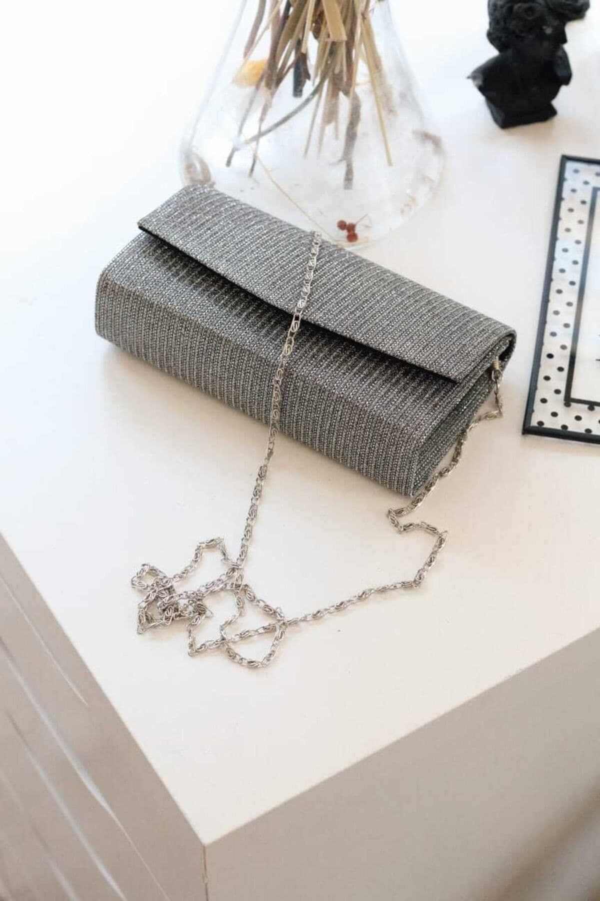 کیف دوشی زنانه جعبهای مینی Moom Bag پلاتینی اکلیلی کیف دوشی زنانه جعبهای مینی Moom Bag پلاتینی اکلیلی