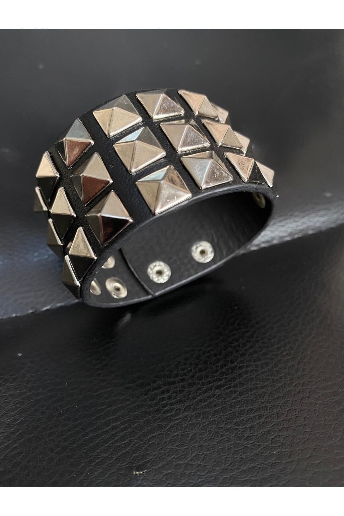 دستبند زنانه Aksabeltchokers گوتیک متالی پیرامیدی سه ردیفه 4cm 20cm دستبند زنانه Aksabeltchokers گوتیک متالی پیرامیدی سه ردیفه 4cm 20cm