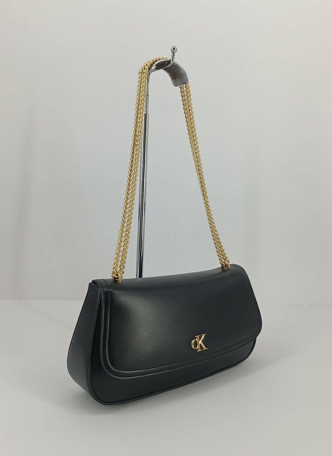 کیف زنانه Calvin Klein با بند زنجیری و لوگو مدل LV04F3171GYIH کیف زنانه Calvin Klein با بند زنجیری و لوگو مدل LV04F3171GYIH