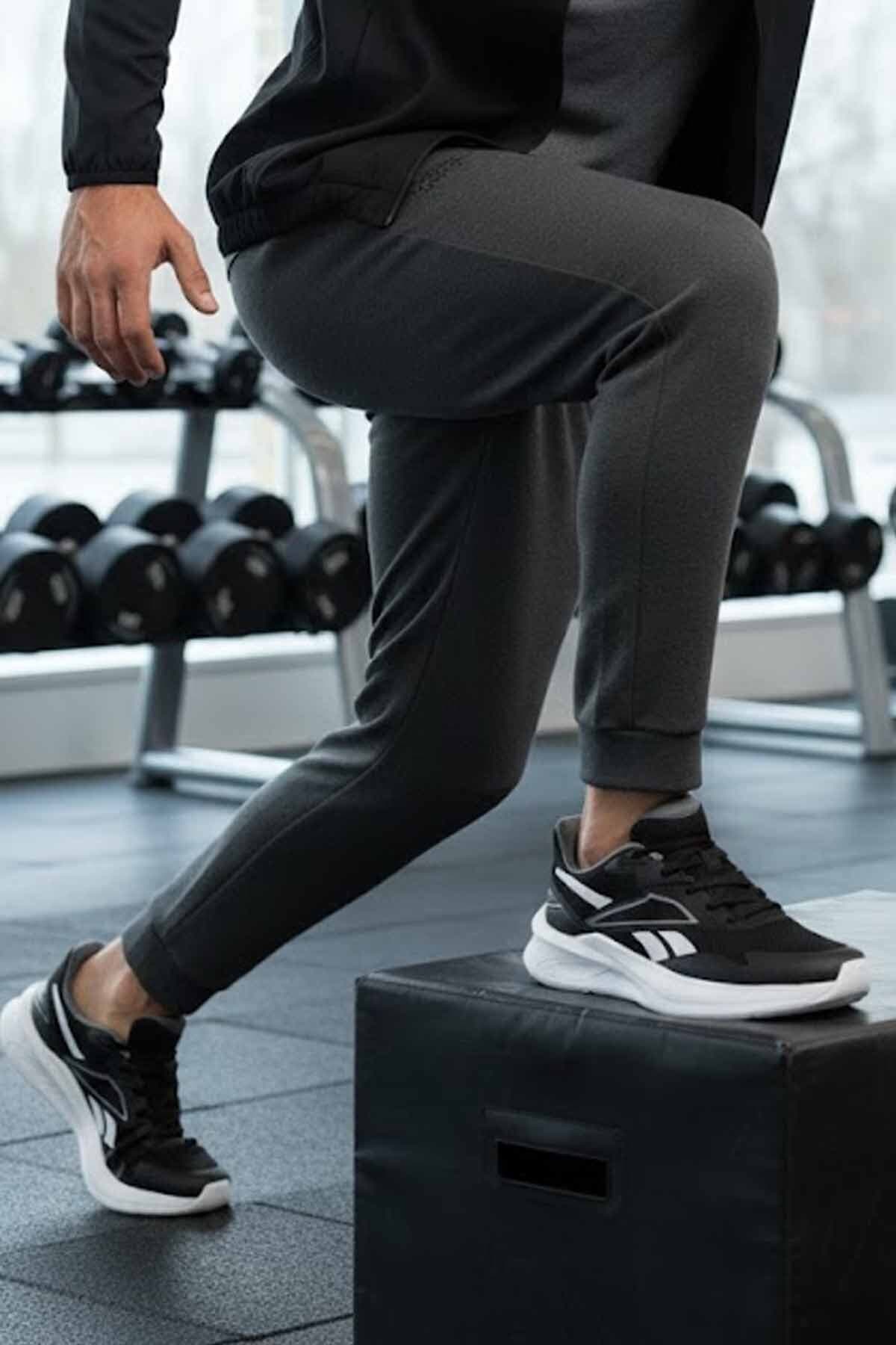 کفش ورزشی مردانه Reebok مشکیوسفید با زیره سبک و قالب راحت مدل C1 کفش ورزشی مردانه Reebok مشکیوسفید با زیره سبک و قالب راحت مدل C1