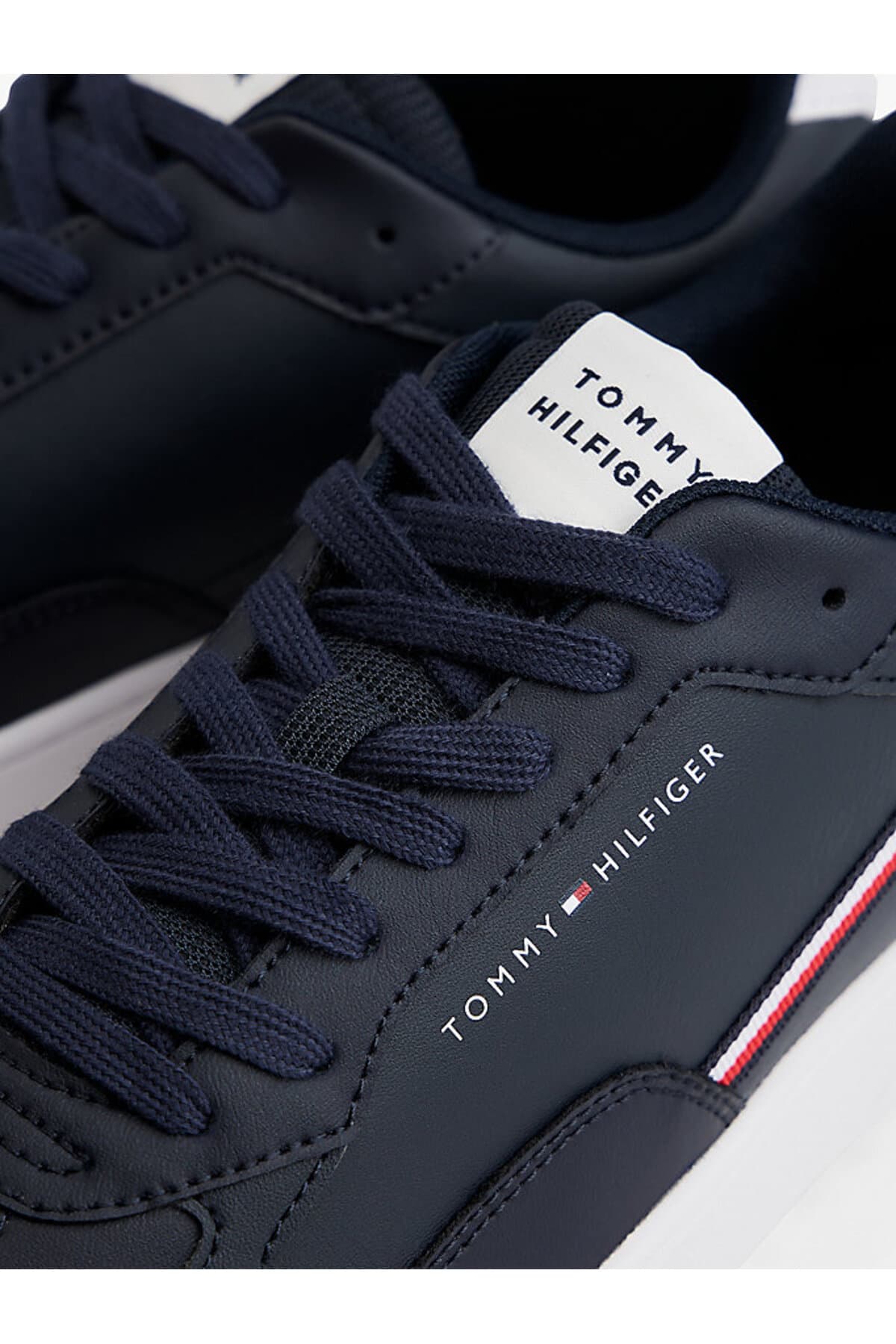 کفش کتانی مردانه Tommy Hilfiger Basket Core Stripe ساق کوتاه آبی صحرایی کفش کتانی مردانه Tommy Hilfiger Basket Core Stripe ساق کوتاه آبی صحرایی