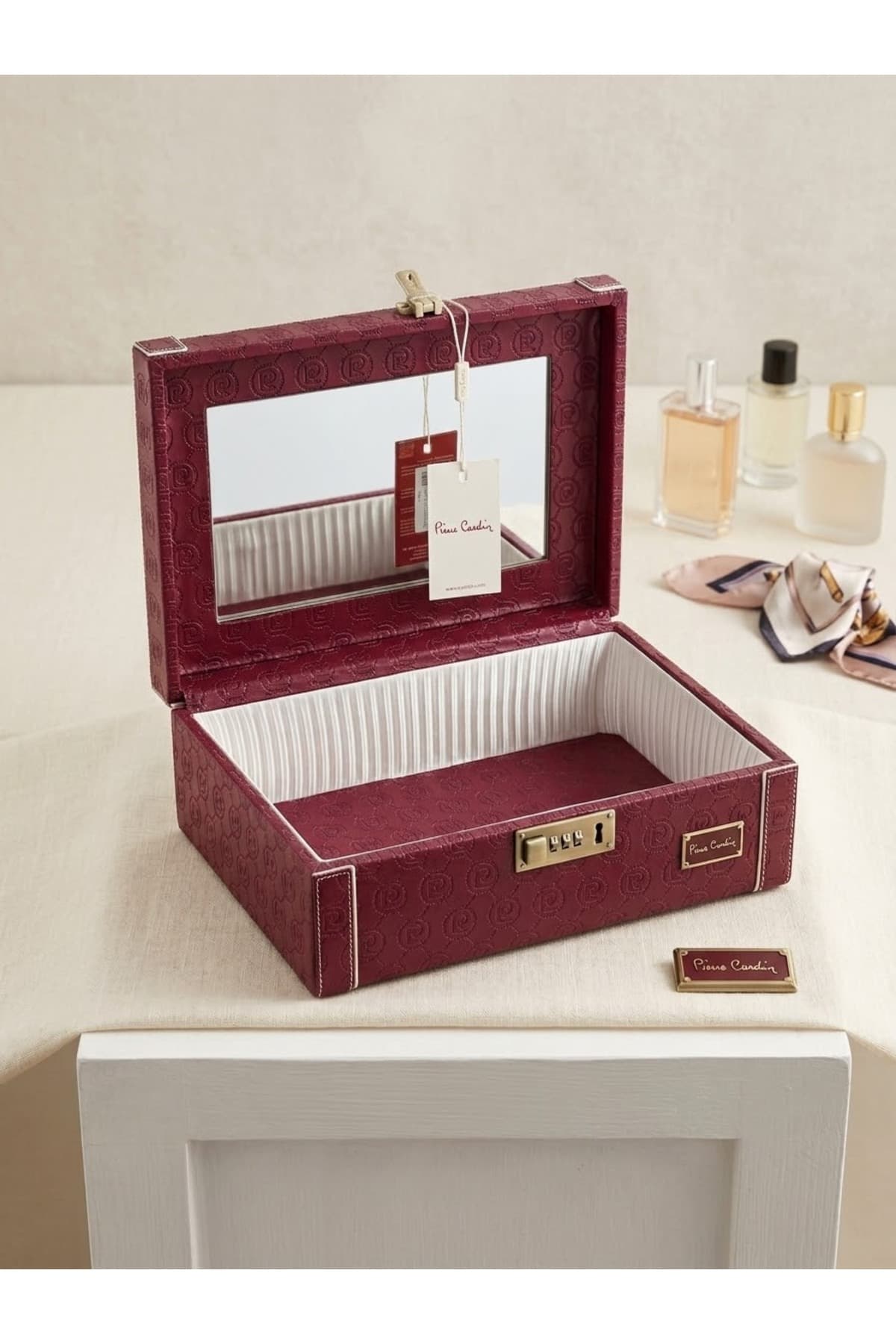 جعبه آرایش و اصلاح Pierre Cardin چرمی مربع با قفل رمزی زرشکی جعبه آرایش و اصلاح Pierre Cardin چرمی مربع با قفل رمزی زرشکی