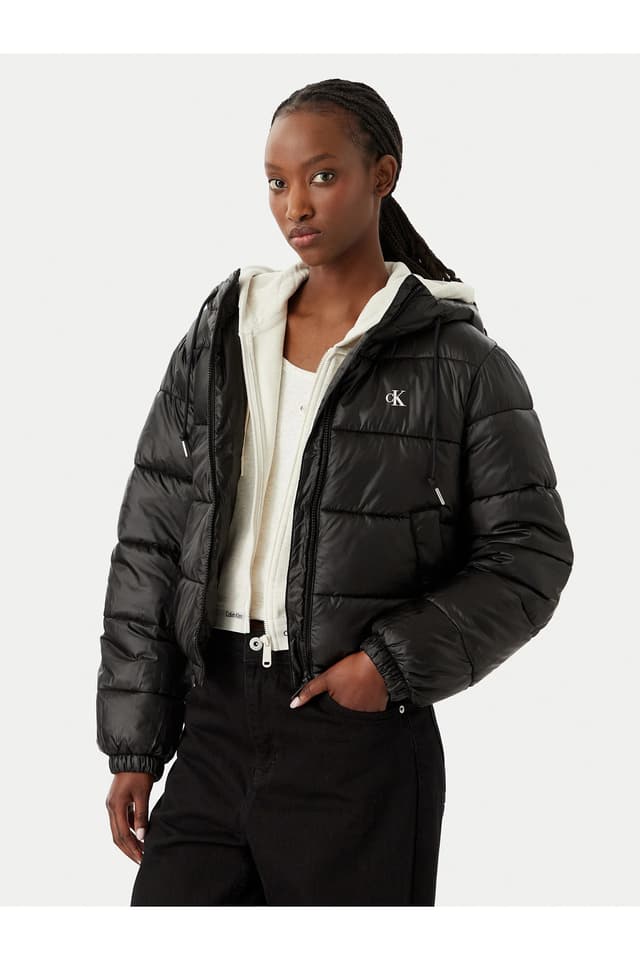 ژاکت زنانه Calvin Klein پافر کوتاه لوگودار مدل LW ژاکت زنانه Calvin Klein پافر کوتاه لوگودار مدل LW