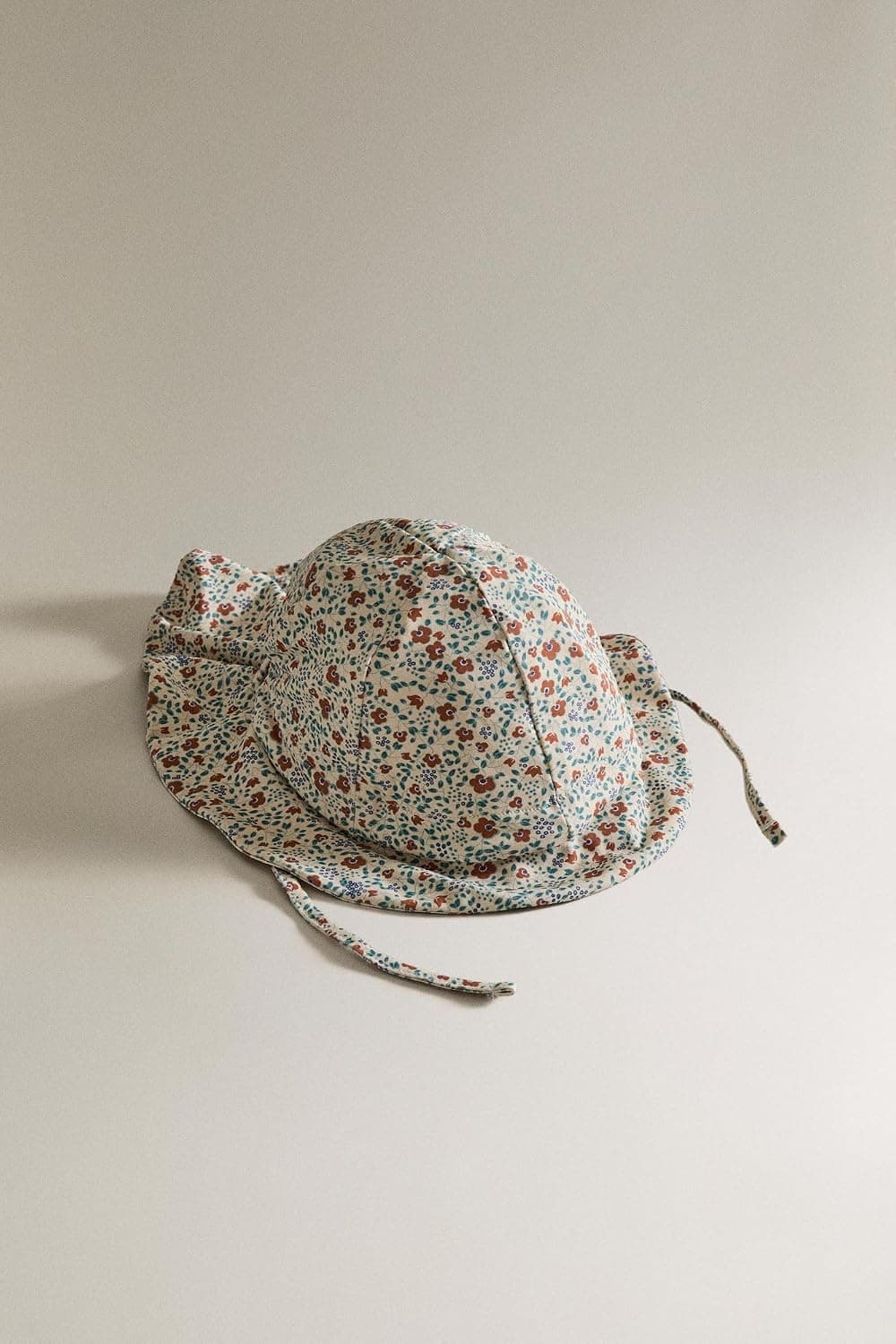 کلاه ساحلی بچگانه Zara گلدار رنگ ماسهای سایز 49 cm کلاه ساحلی بچگانه Zara گلدار رنگ ماسهای سایز 49 cm