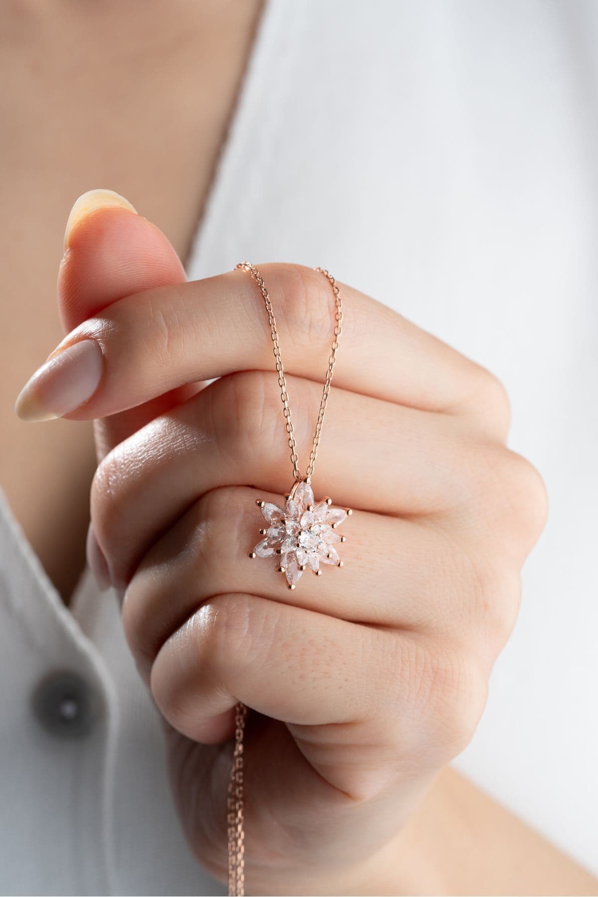 گردنبند Silvano Jewelry نقره 925 عیار گل نیلوفر سفید یخی در جعبه نورپردازیشده گردنبند Silvano Jewelry نقره 925 عیار گل نیلوفر سفید یخی در جعبه نورپردازیشده
