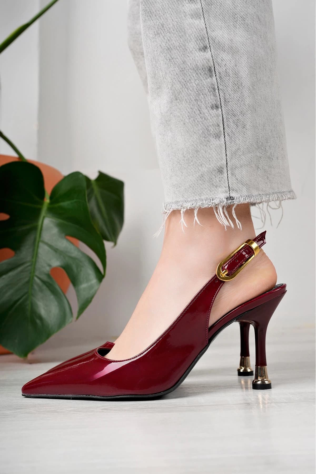 کفش استیلتوی زنانه bakacstore پاشنهبلند چرم ورنی نوکتیز سگکدار کفش استیلتوی زنانه bakacstore پاشنهبلند چرم ورنی نوکتیز سگکدار