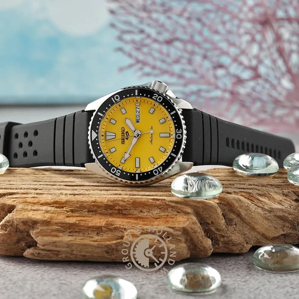 ساعت مردانه Seiko 5 Sport SKX Redux اتوماتیک بند سیلیکونی زرد/مشکی مدل SRPL87K1 ساعت مردانه Seiko 5 Sport SKX Redux اتوماتیک بند سیلیکونی زرد/مشکی مدل SRPL87K1