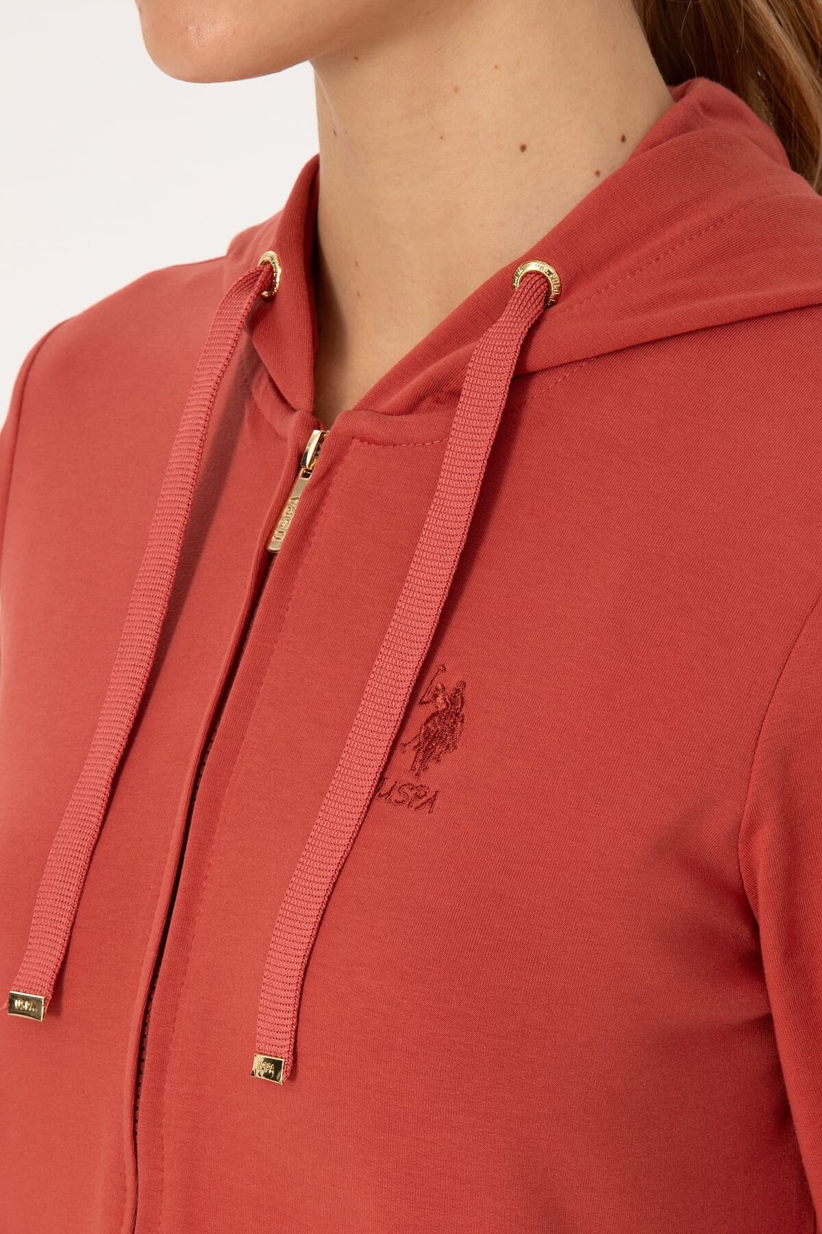 سوئیشرت زنانه U.S. Polo Assn. کاپوشندار زیپدار قرمز آجری مدل 50313594-VR026 سوئیشرت زنانه U.S. Polo Assn. کاپوشندار زیپدار قرمز آجری مدل 50313594-VR026