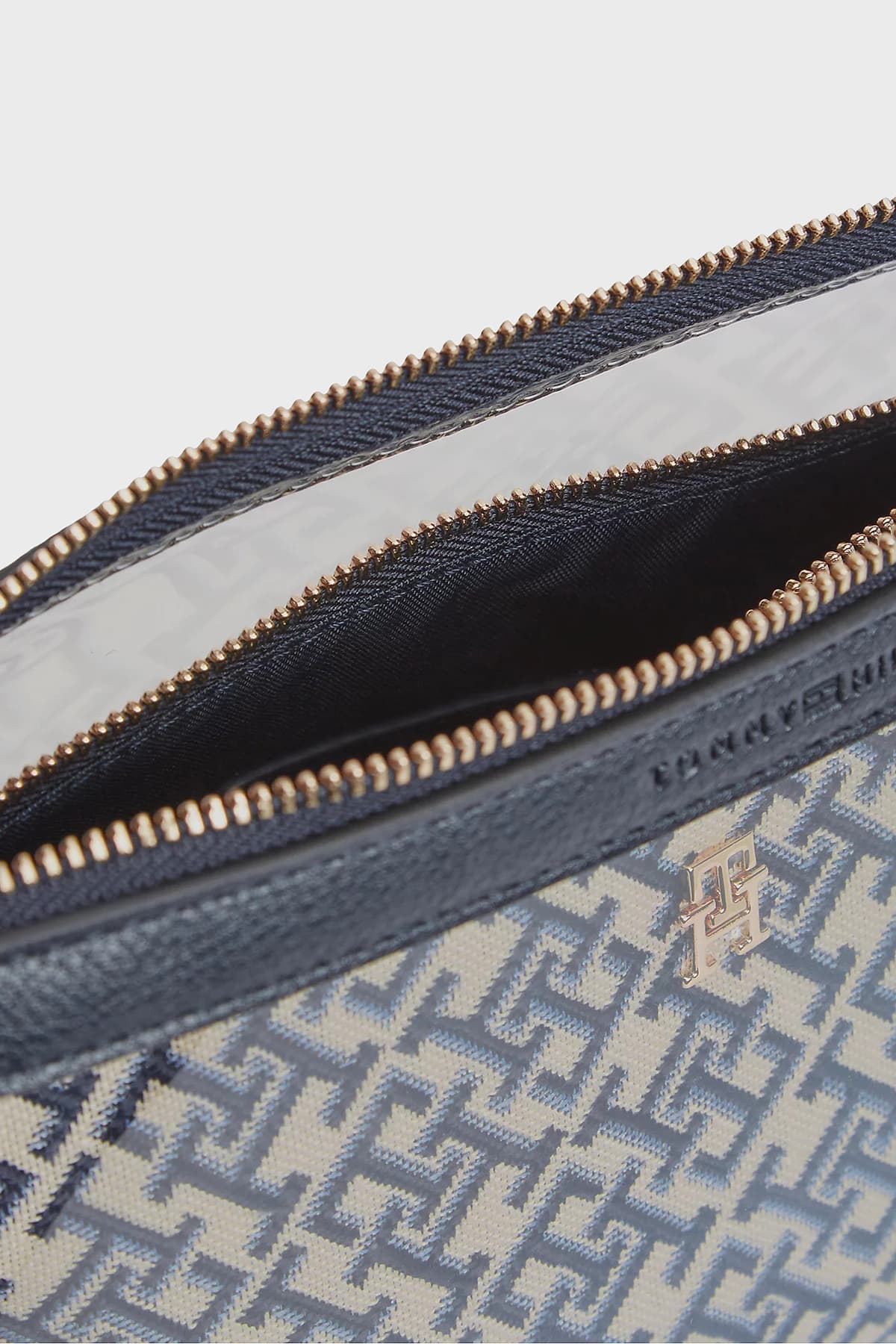 کیف زنانه Tommy Hilfiger لوگودار زیپدار مدل AW0AW18708 0GY کیف زنانه Tommy Hilfiger لوگودار زیپدار مدل AW0AW18708 0GY