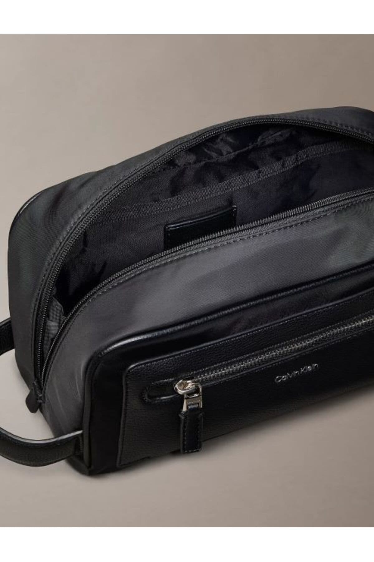 کیف دستی مردانه Calvin Klein مشکی Dopp Kit کیف دستی مردانه Calvin Klein مشکی Dopp Kit