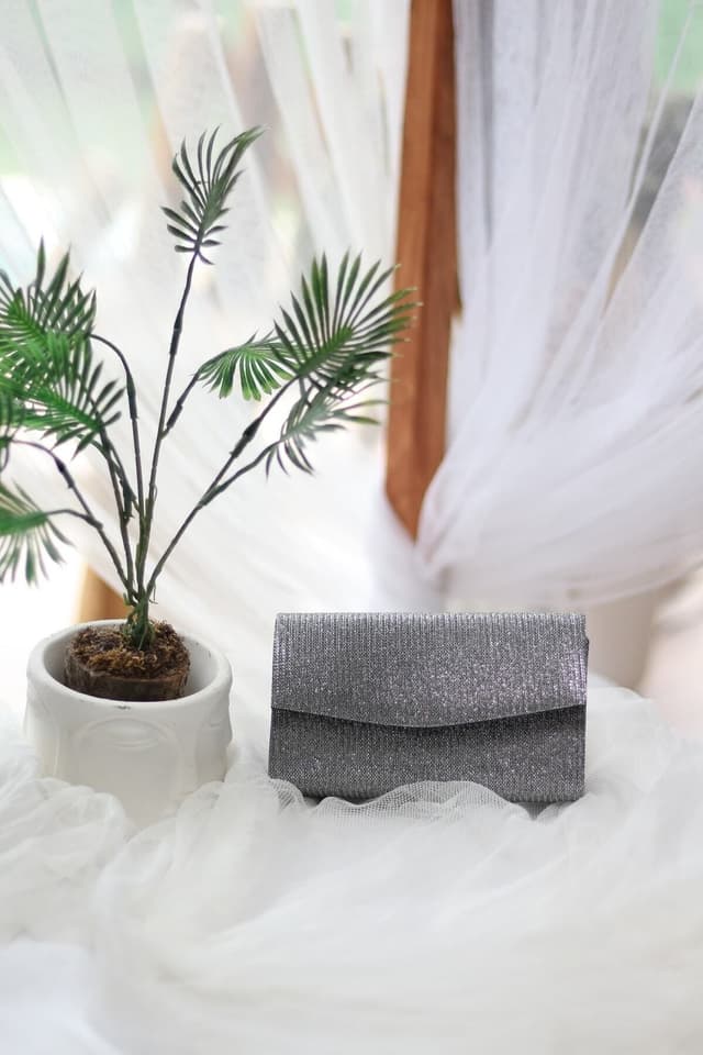 کیف دوشی زنانه جعبهای مینی Moom Bag پلاتینی اکلیلی کیف دوشی زنانه جعبهای مینی Moom Bag پلاتینی اکلیلی