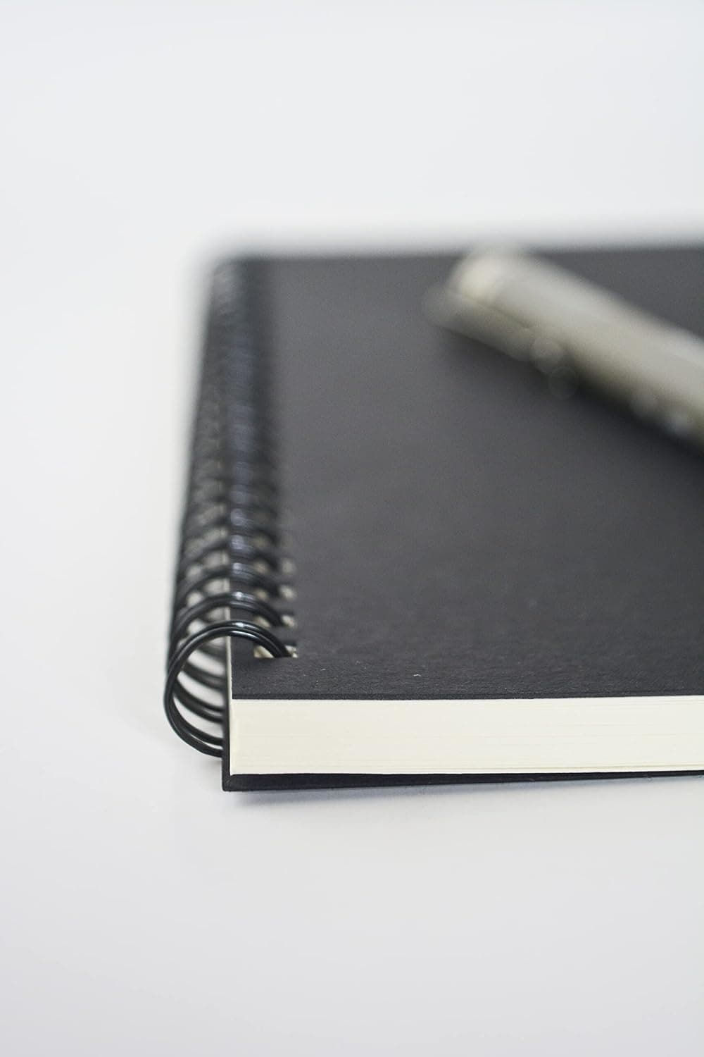 دفتر یادداشت فنری بدون خط Fark Tanıtım، A5 (15x21 cm)، 60 برگ، کاغذ عاجی 90gr، مشکی دفتر یادداشت فنری بدون خط Fark Tanıtım، A5 (15x21 cm)، 60 برگ، کاغذ عاجی 90gr، مشکی