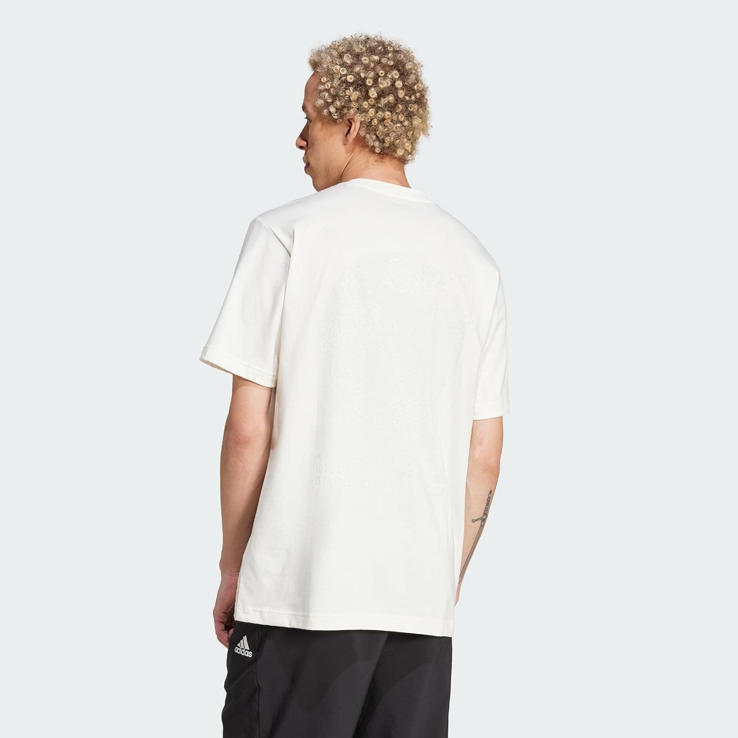 تیشرت بچگانه adidas Essentials با لوگوی کوچک نخی تیشرت بچگانه adidas Essentials با لوگوی کوچک نخی