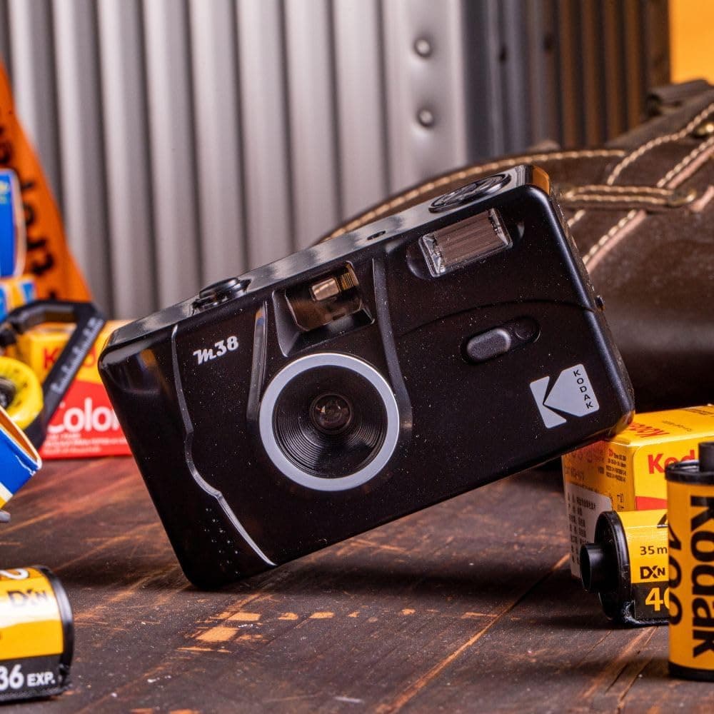 دوربین عکاسی فیلمی 35mm KODAK با فوکوس ثابت و فلاش داخلی مدل M38 دوربین عکاسی فیلمی 35mm KODAK با فوکوس ثابت و فلاش داخلی مدل M38