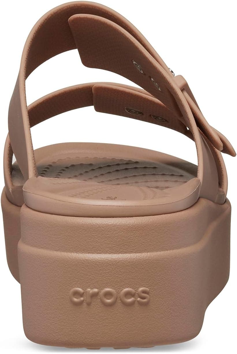 کفش زنانه Crocs پاشنه گوهای کم ارتفاع Brooklyn Buckle مدل 207431-2Q9 کفش زنانه Crocs پاشنه گوهای کم ارتفاع Brooklyn Buckle مدل 207431-2Q9