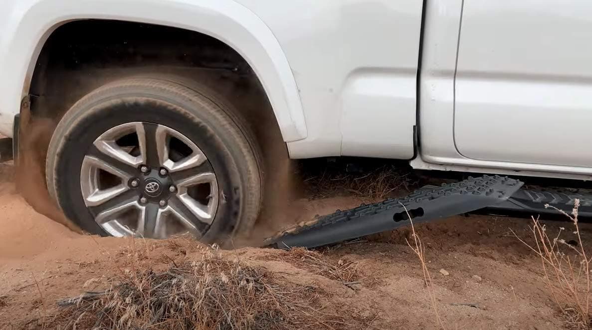 نردبان کششی لاستیک XPV AUTO برای شن برف و گل 4X4 قرمز نردبان کششی لاستیک XPV AUTO برای شن برف و گل 4X4 قرمز