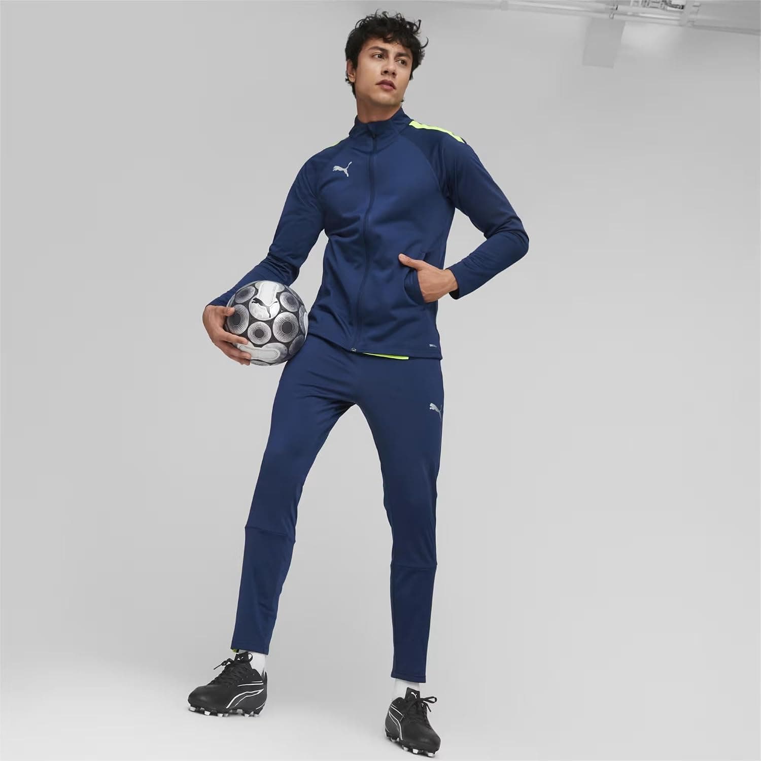 کفش فوتبال مردانه PUMA مدل Vitoria FG/AG کفش فوتبال مردانه PUMA مدل Vitoria FG/AG
