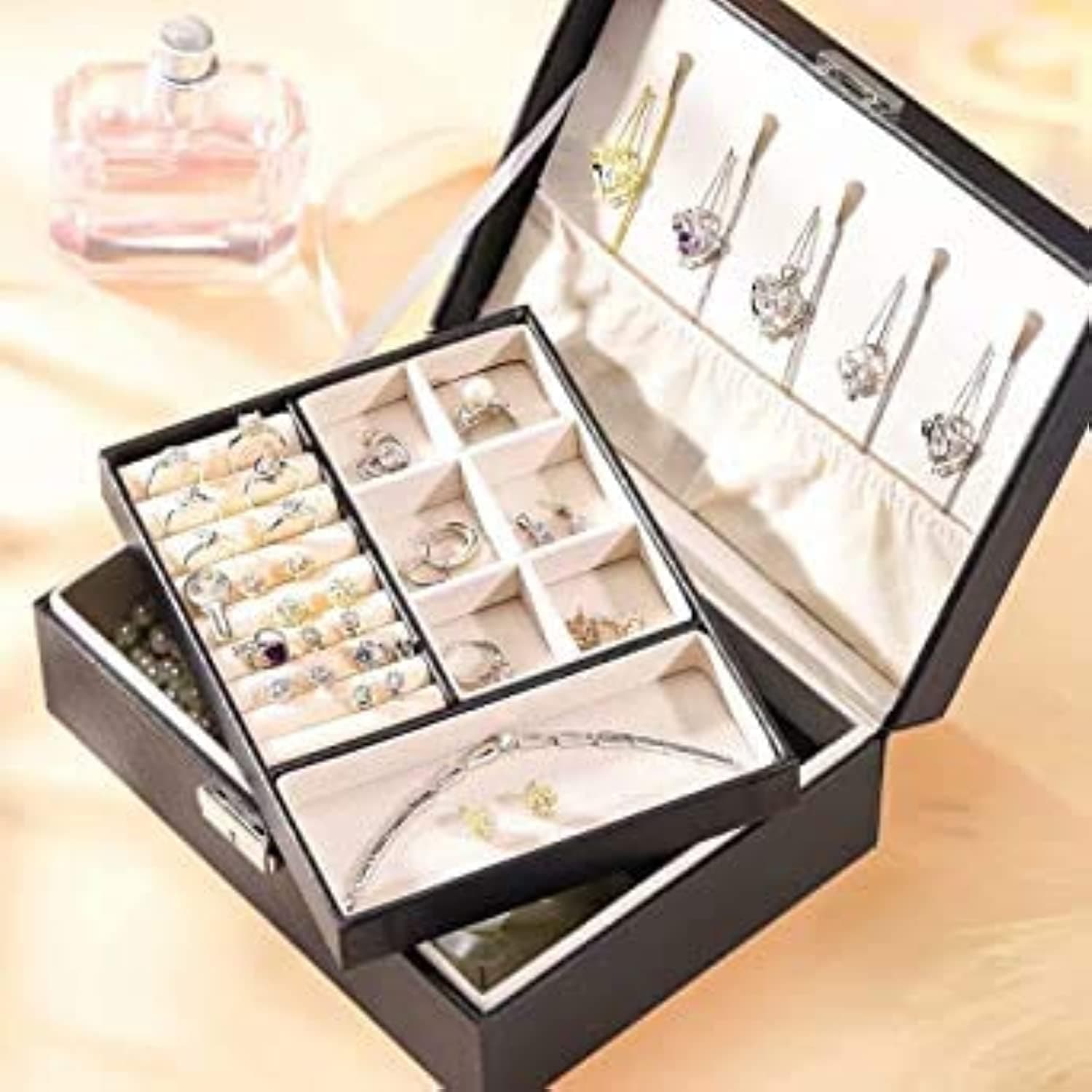 جعبه نظمدهنده جواهرات زنانه و دخترانه Nnewvante دو طبقه با روکش چرم مصنوعی، سینی جداشونده و جداکننده مشکی جعبه نظمدهنده جواهرات زنانه و دخترانه Nnewvante دو طبقه با روکش چرم مصنوعی، سینی جداشونده و جداکننده مشکی