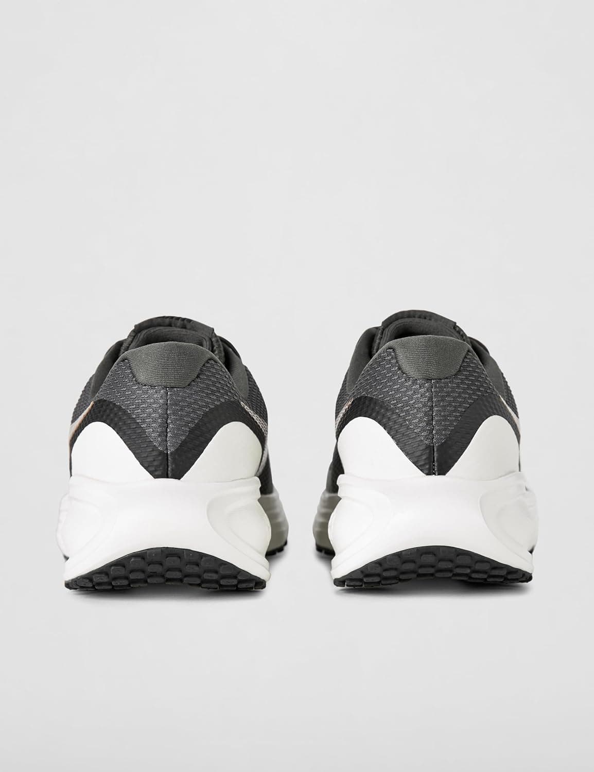 کفش ورزشی زنانه Nike مدل Revolution 8 کفش ورزشی زنانه Nike مدل Revolution 8