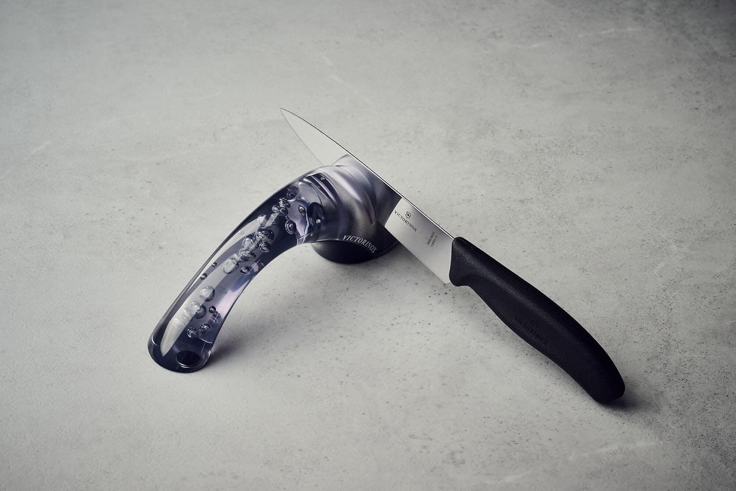 تیزکن چاقوی Victorinox با غلتک سرامیکی سیاه مدل 7.8721.3 تیزکن چاقوی Victorinox با غلتک سرامیکی سیاه مدل 7.8721.3
