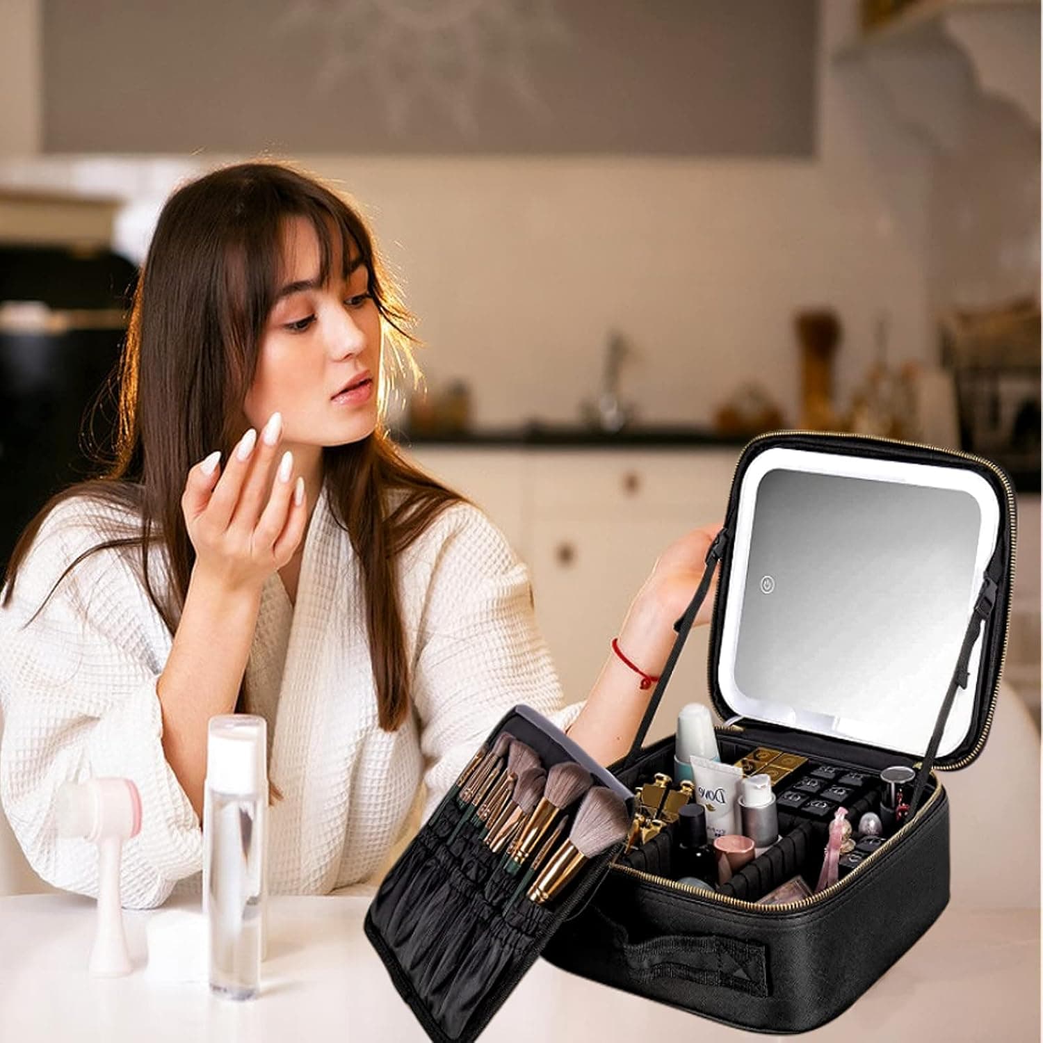 کیف لوازم آرایش onecircle با آینه LED و 3 سطح روشنایی قابل تنظیم، متوسط، مدل AE-SQ-black کیف لوازم آرایش onecircle با آینه LED و 3 سطح روشنایی قابل تنظیم، متوسط، مدل AE-SQ-black