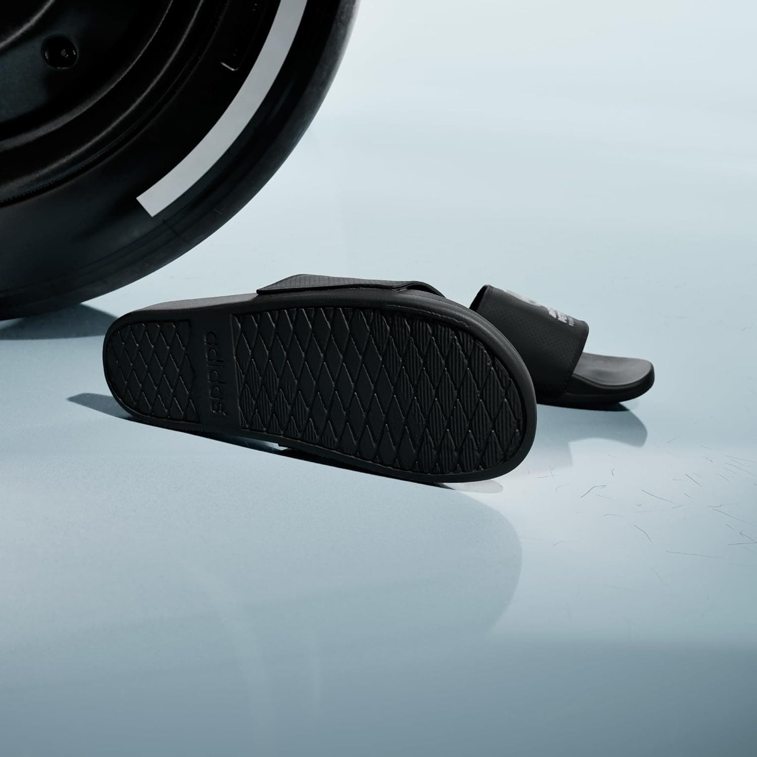 دمپایی adidas مدل ADILETTE COMFORT با طرح Mercedes-AMG PETRONAS FORMULA ONE TEAM دمپایی adidas مدل ADILETTE COMFORT با طرح Mercedes-AMG PETRONAS FORMULA ONE TEAM