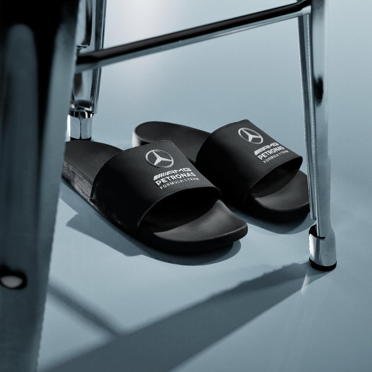دمپایی adidas مدل ADILETTE COMFORT با طرح Mercedes-AMG PETRONAS FORMULA ONE TEAM دمپایی adidas مدل ADILETTE COMFORT با طرح Mercedes-AMG PETRONAS FORMULA ONE TEAM
