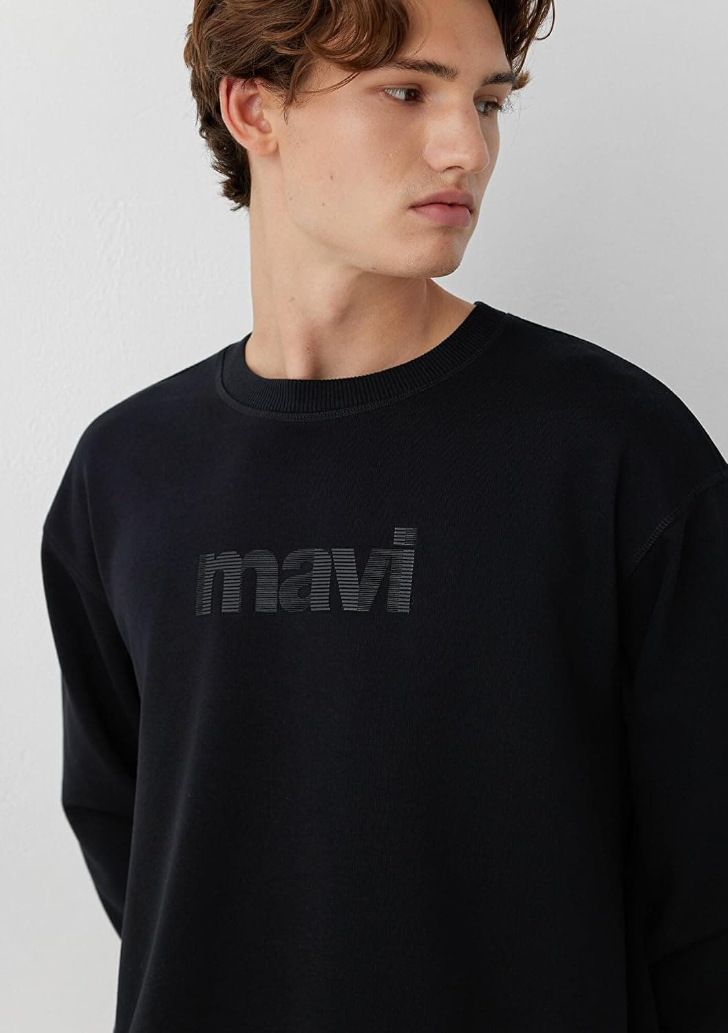 سوئیشرت مردانه Mavi یقه گرد مشکی مدل 0S10551-900 سوئیشرت مردانه Mavi یقه گرد مشکی مدل 0S10551-900