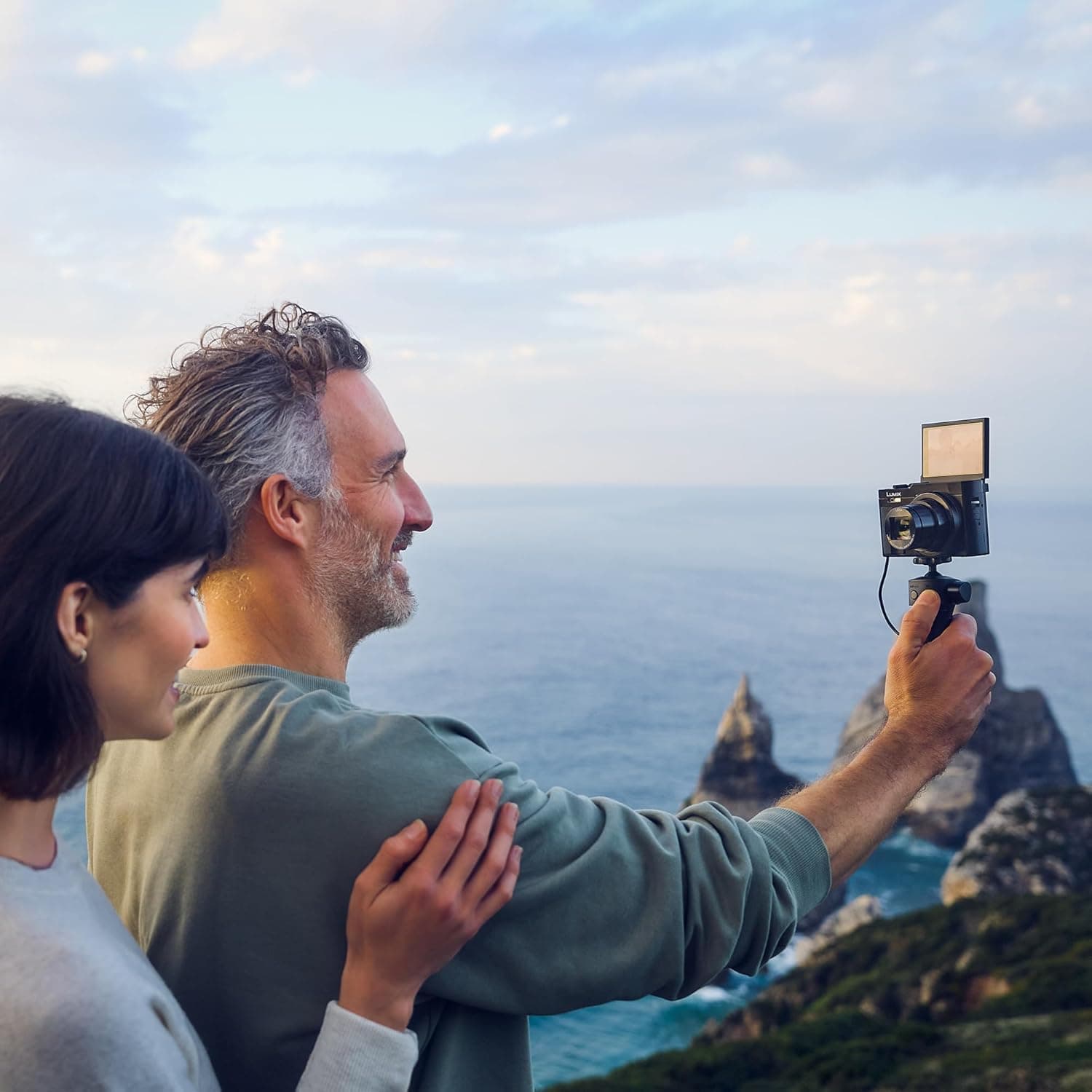 دوربین کامپکت سفری Panasonic LUMIX مدل DC-TZ99E-S با لنز Leica DC، زوم 30x، 20,3 MP، فیلمبرداری 4K 30p، نمایشگر تاشو 3 اینچی، نقرهای دوربین کامپکت سفری Panasonic LUMIX مدل DC-TZ99E-S با لنز Leica DC، زوم 30x، 20,3 MP، فیلمبرداری 4K 30p، نمایشگر تاشو 3 اینچی، نقرهای