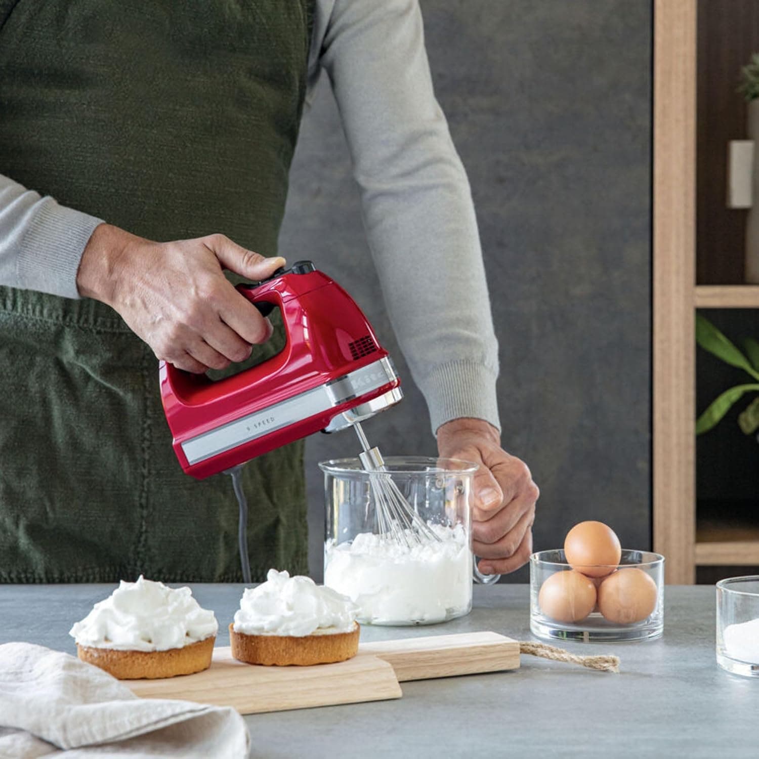 همزن دستی KitchenAid ۹ سرعته قرمز امپایر مدل 5Khm9212 همزن دستی KitchenAid ۹ سرعته قرمز امپایر مدل 5Khm9212
