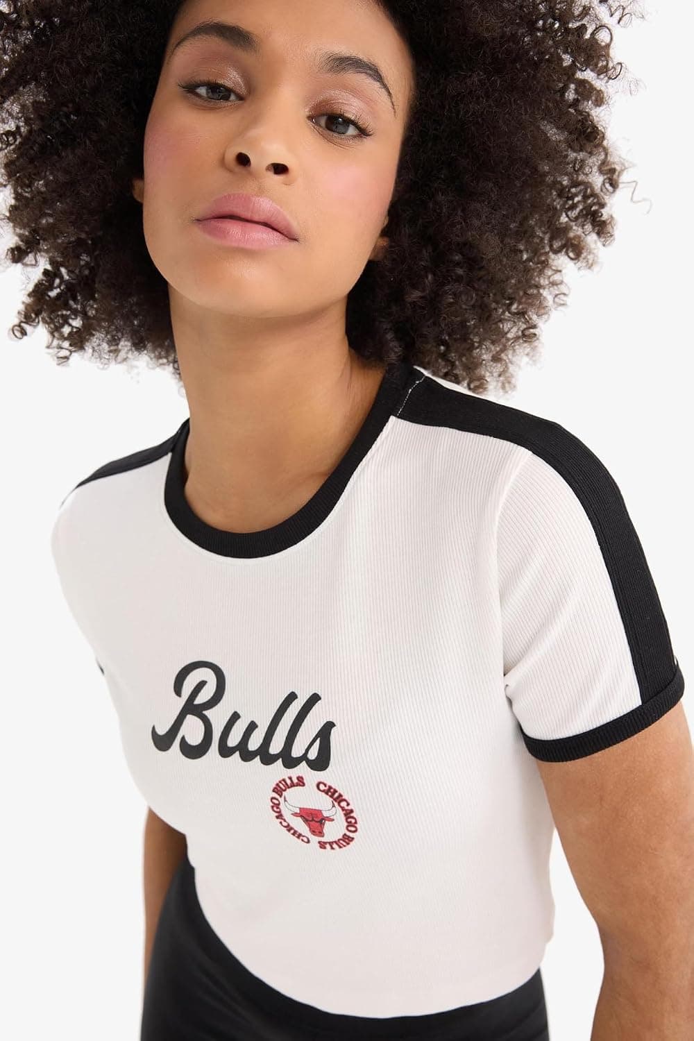 تیشرت زنانه DeFacto NBA Chicago Bulls اسلیم فیت آستین کوتاه مدل E2362AX25SM تیشرت زنانه DeFacto NBA Chicago Bulls اسلیم فیت آستین کوتاه مدل E2362AX25SM