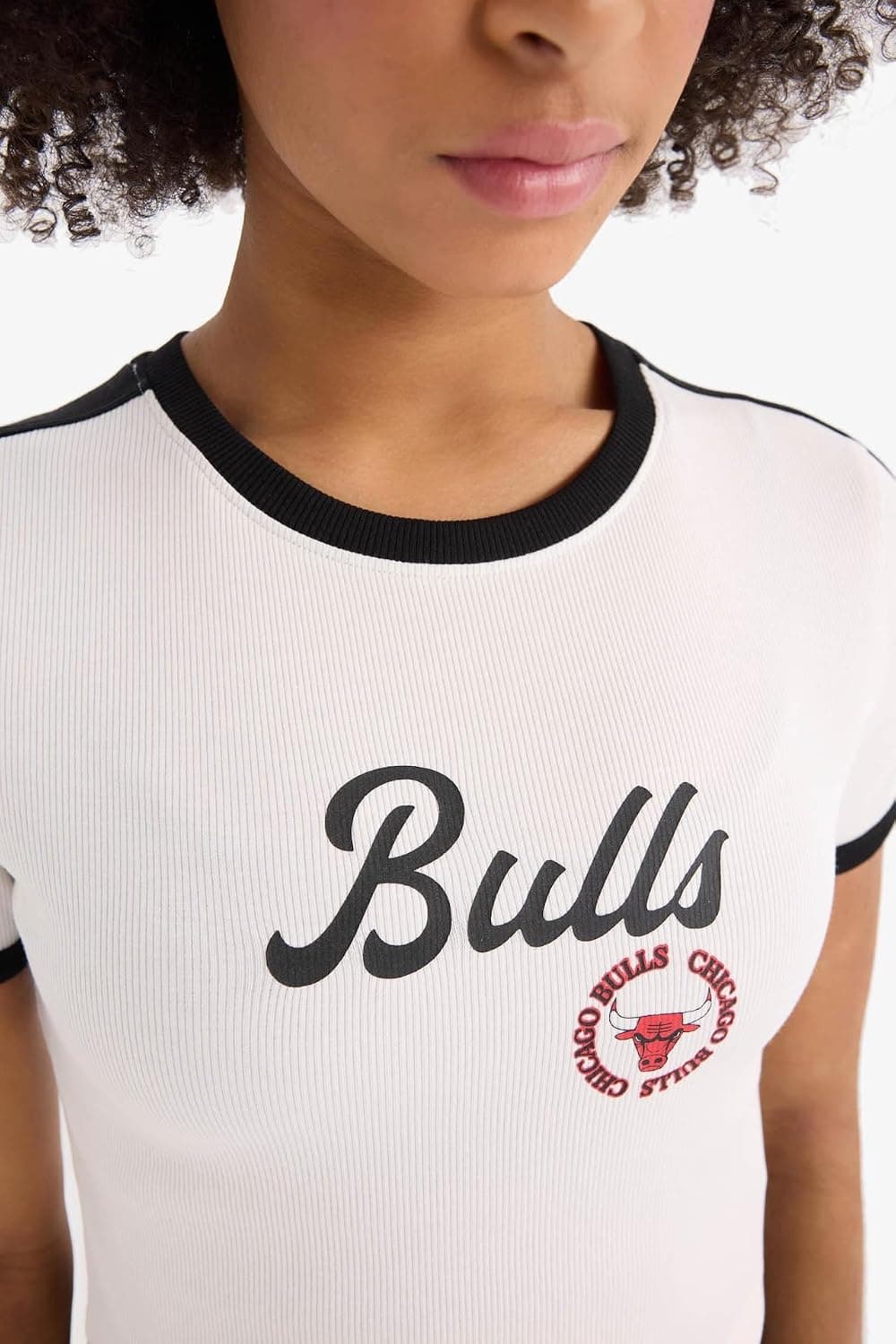 تیشرت زنانه DeFacto NBA Chicago Bulls اسلیم فیت آستین کوتاه مدل E2362AX25SM تیشرت زنانه DeFacto NBA Chicago Bulls اسلیم فیت آستین کوتاه مدل E2362AX25SM