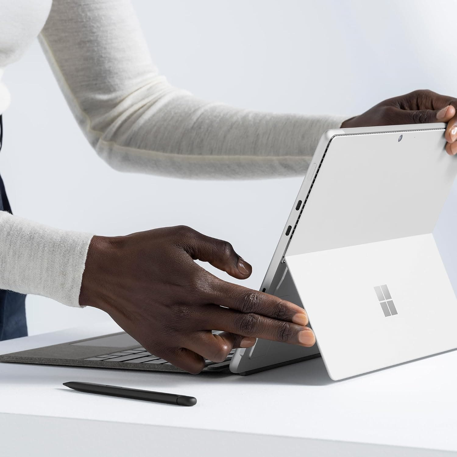 کیبورد Microsoft Surface Pro با محفظه نگهداری Slim Pen سازگار با Surface Pro (11th Edition)، Surface Pro 9 و Surface Pro 8 رنگ پلاتینی کیبورد Microsoft Surface Pro با محفظه نگهداری Slim Pen سازگار با Surface Pro (11th Edition)، Surface Pro 9 و Surface Pro 8 رنگ پلاتینی
