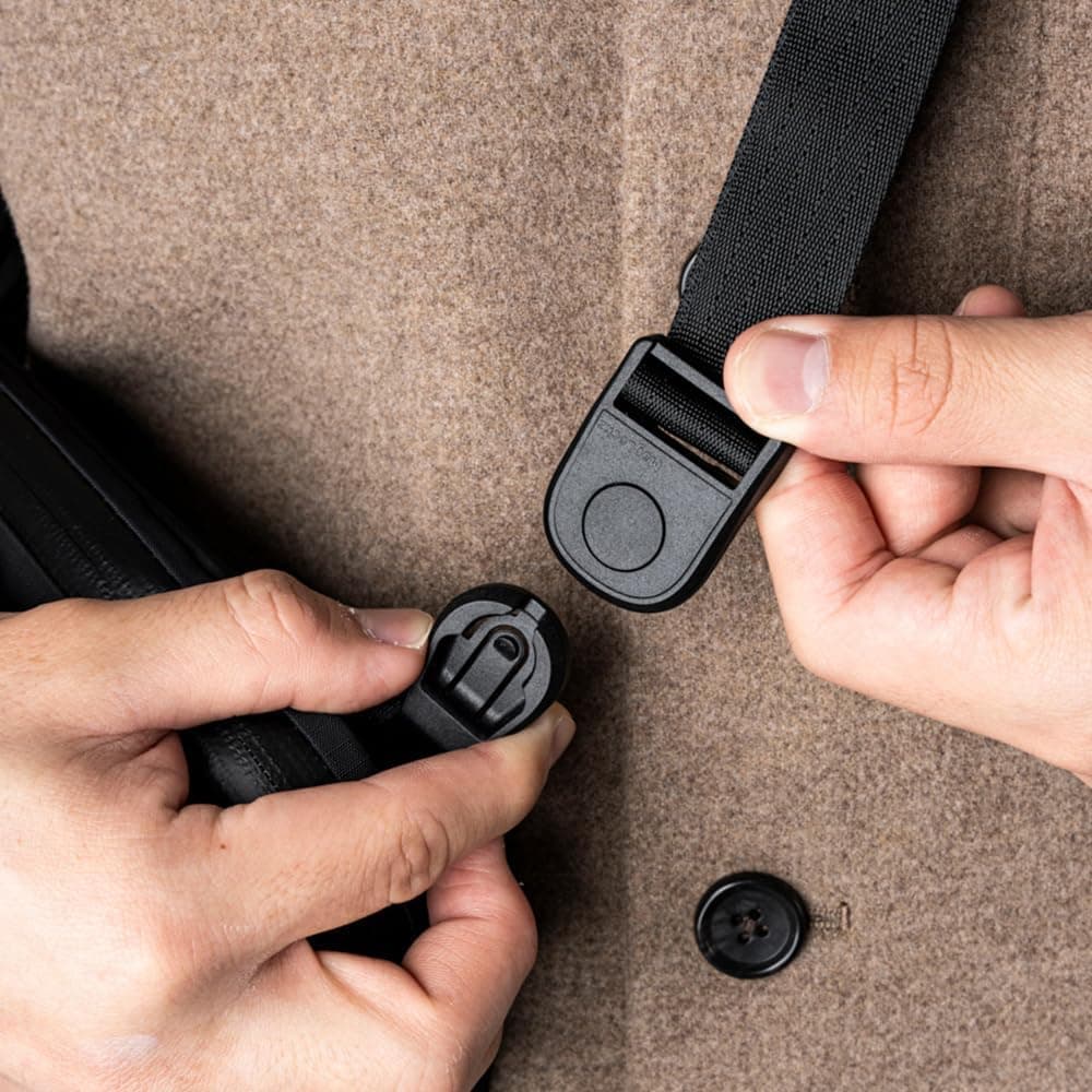 کیف کراسبادی مردانه ALPAKA مدل Flight Sling 1L با بند شانهای قابل تنظیم و جداشدنی، نظمدهنده لوازم دیجیتال کیف کراسبادی مردانه ALPAKA مدل Flight Sling 1L با بند شانهای قابل تنظیم و جداشدنی، نظمدهنده لوازم دیجیتال