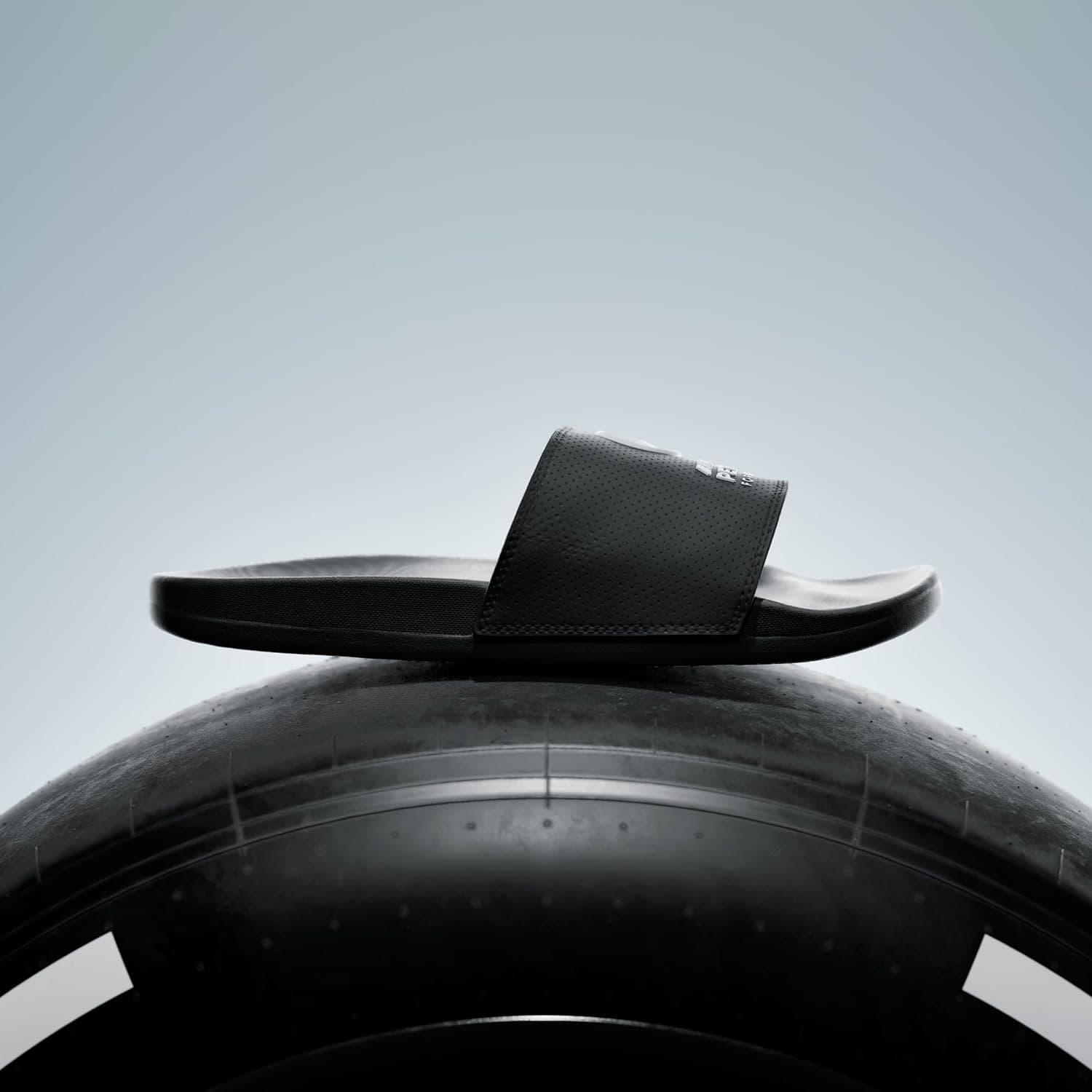 دمپایی adidas مدل ADILETTE COMFORT با طرح Mercedes-AMG PETRONAS FORMULA ONE TEAM دمپایی adidas مدل ADILETTE COMFORT با طرح Mercedes-AMG PETRONAS FORMULA ONE TEAM