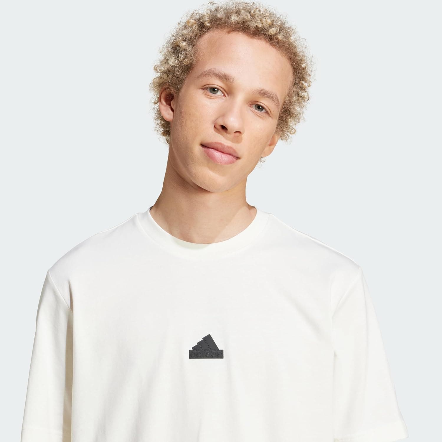 تیشرت بچگانه adidas Essentials با لوگوی کوچک نخی تیشرت بچگانه adidas Essentials با لوگوی کوچک نخی