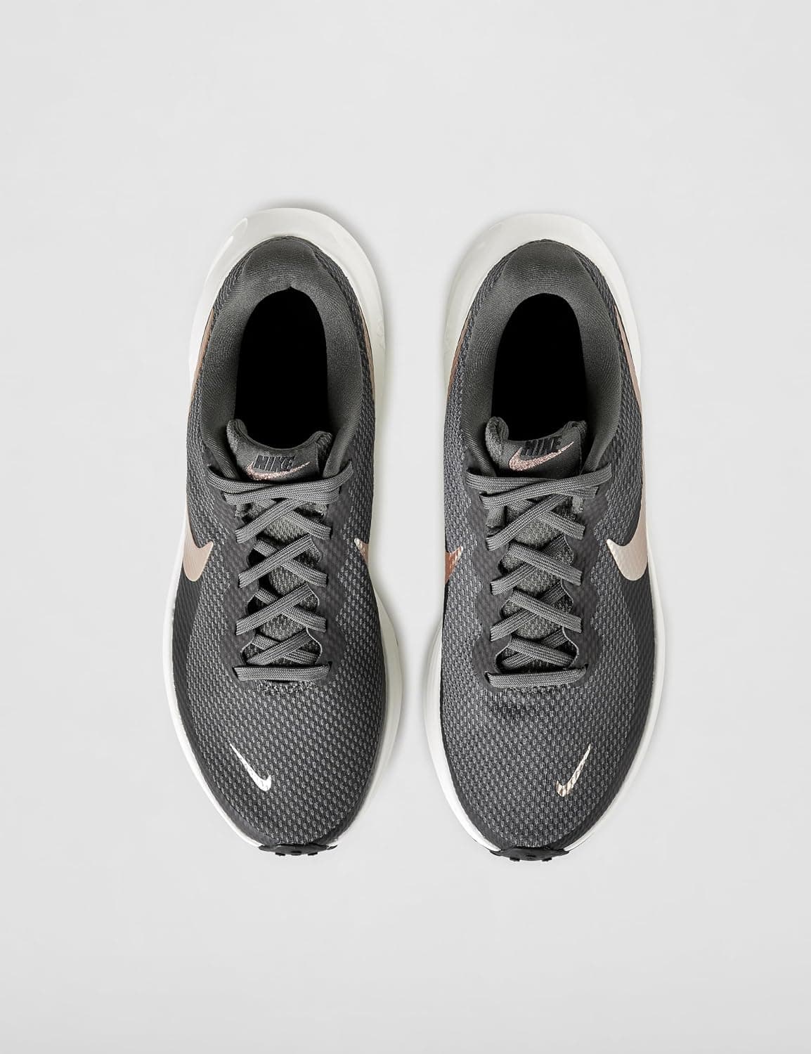 کفش ورزشی زنانه Nike مدل Revolution 8 کفش ورزشی زنانه Nike مدل Revolution 8