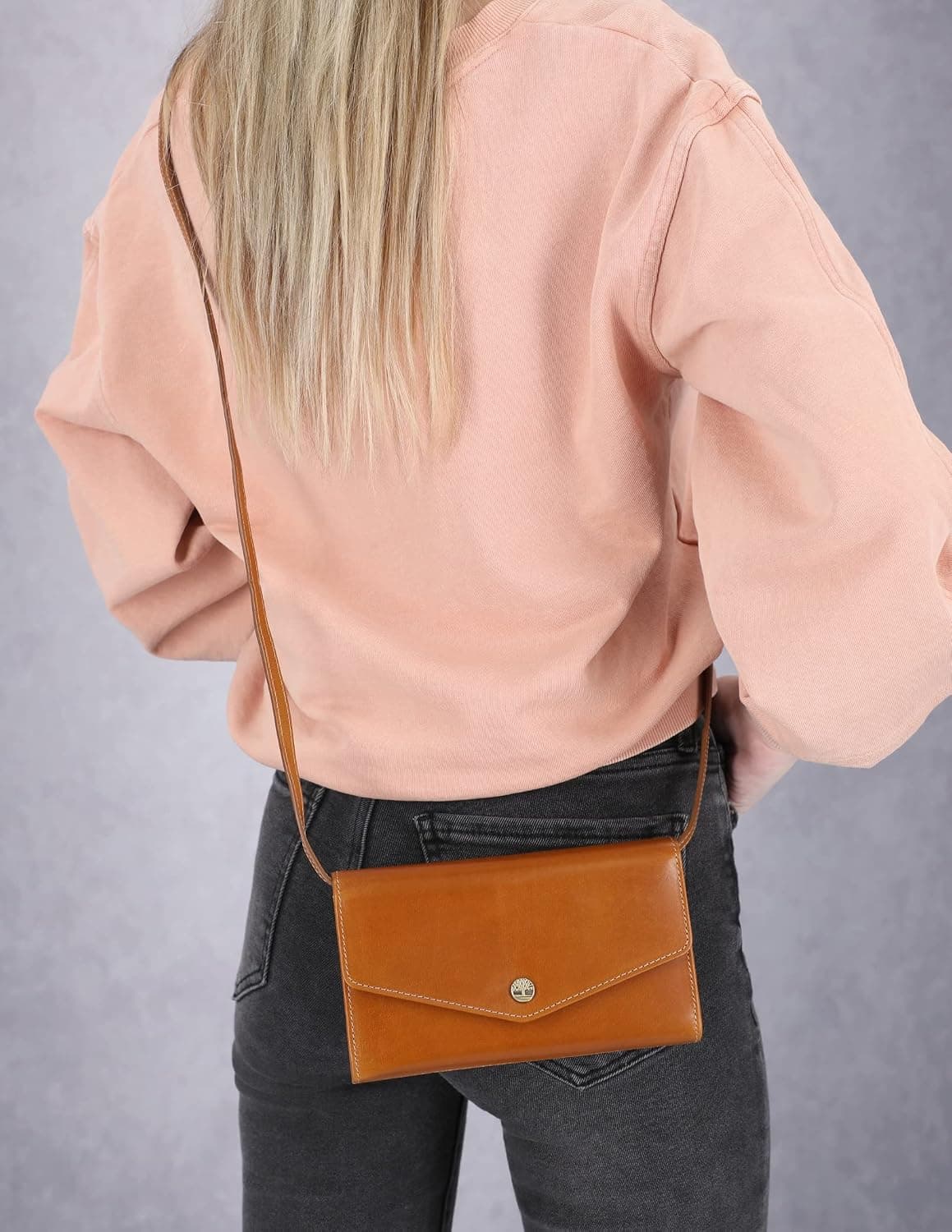 کیف گوشی زنانه Timberland چرمی RFID با بند کراسبادی قابل جداشدن کیف گوشی زنانه Timberland چرمی RFID با بند کراسبادی قابل جداشدن