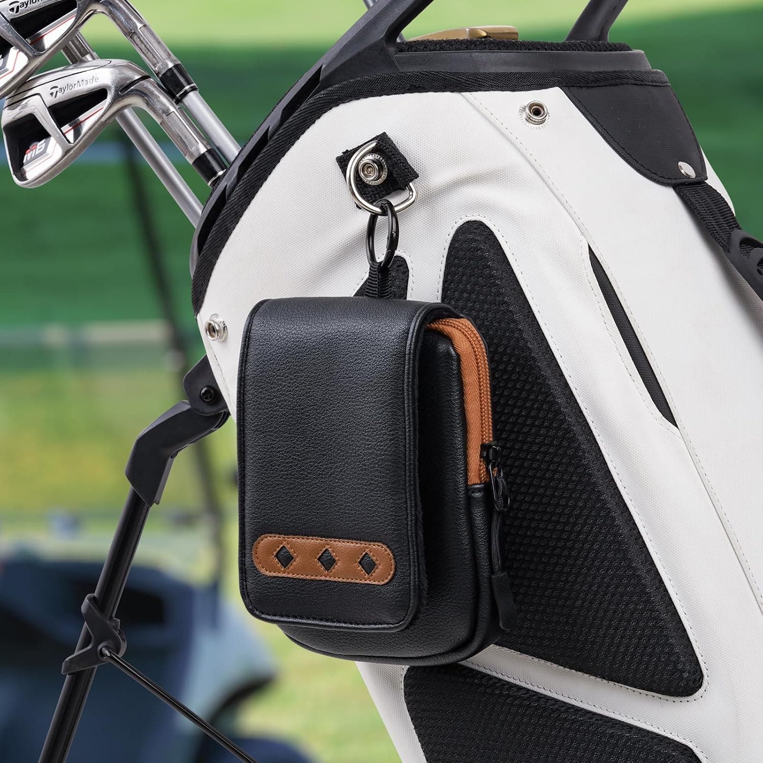 کیف حمل مسافتیاب گلف LZFAN چرمی ضدآب مناسب Bushnell و Callaway با بستهشدن مغناطیسی کیف حمل مسافتیاب گلف LZFAN چرمی ضدآب مناسب Bushnell و Callaway با بستهشدن مغناطیسی