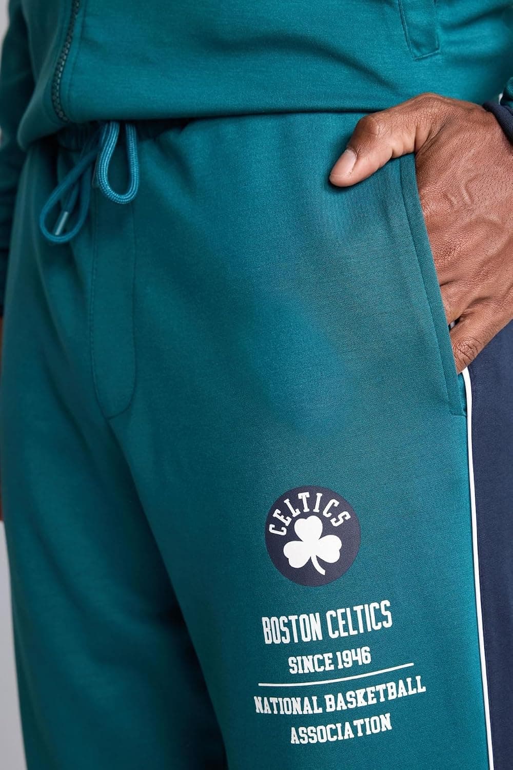 شلوار جاگر مردانه DeFacto NBA Boston Celtics نوار کناری فیت استاندارد پارچه غواصی شلوار جاگر مردانه DeFacto NBA Boston Celtics نوار کناری فیت استاندارد پارچه غواصی